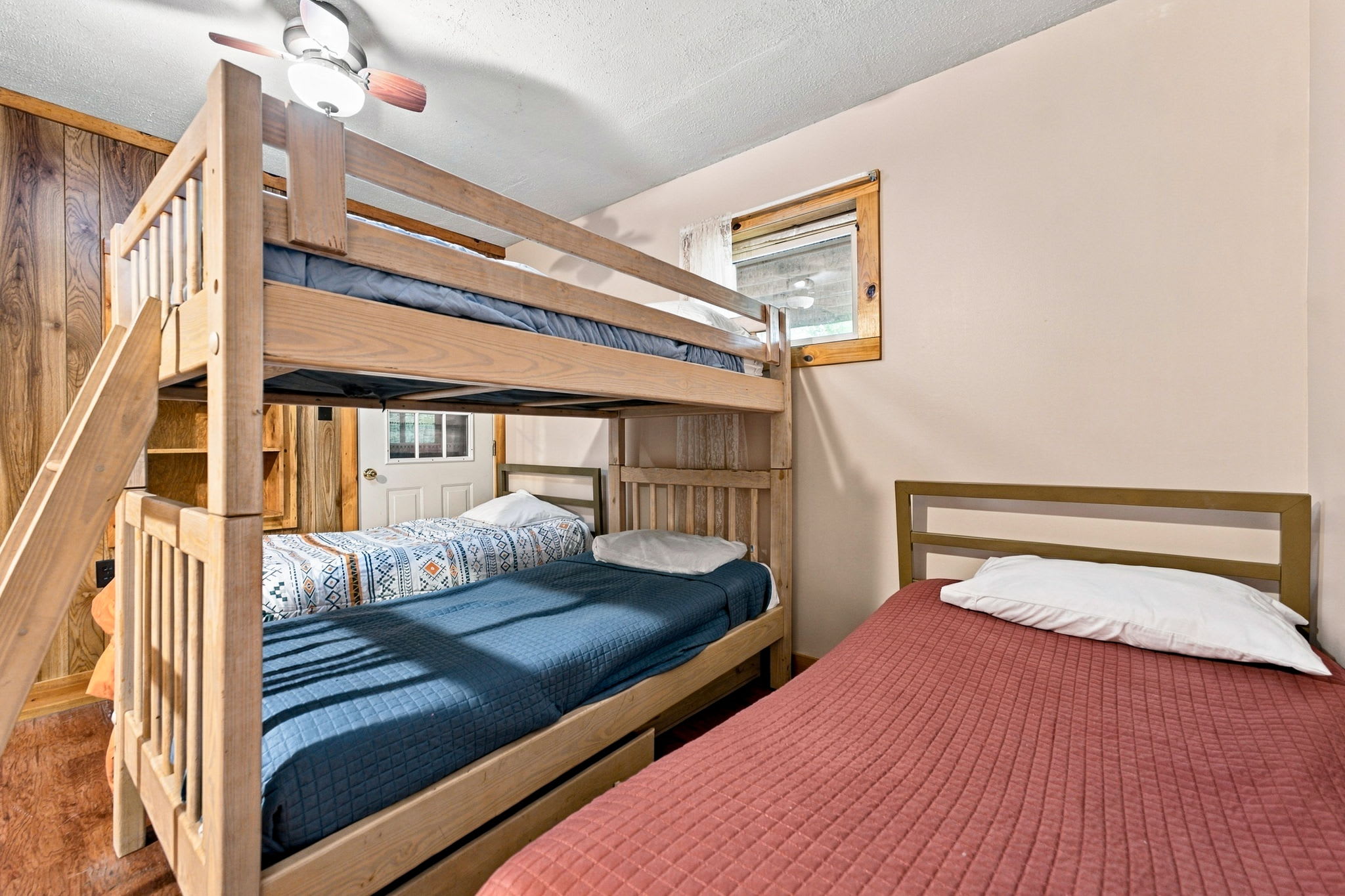 River Cabin w/hot tub, fire pit, deck, games, wifi