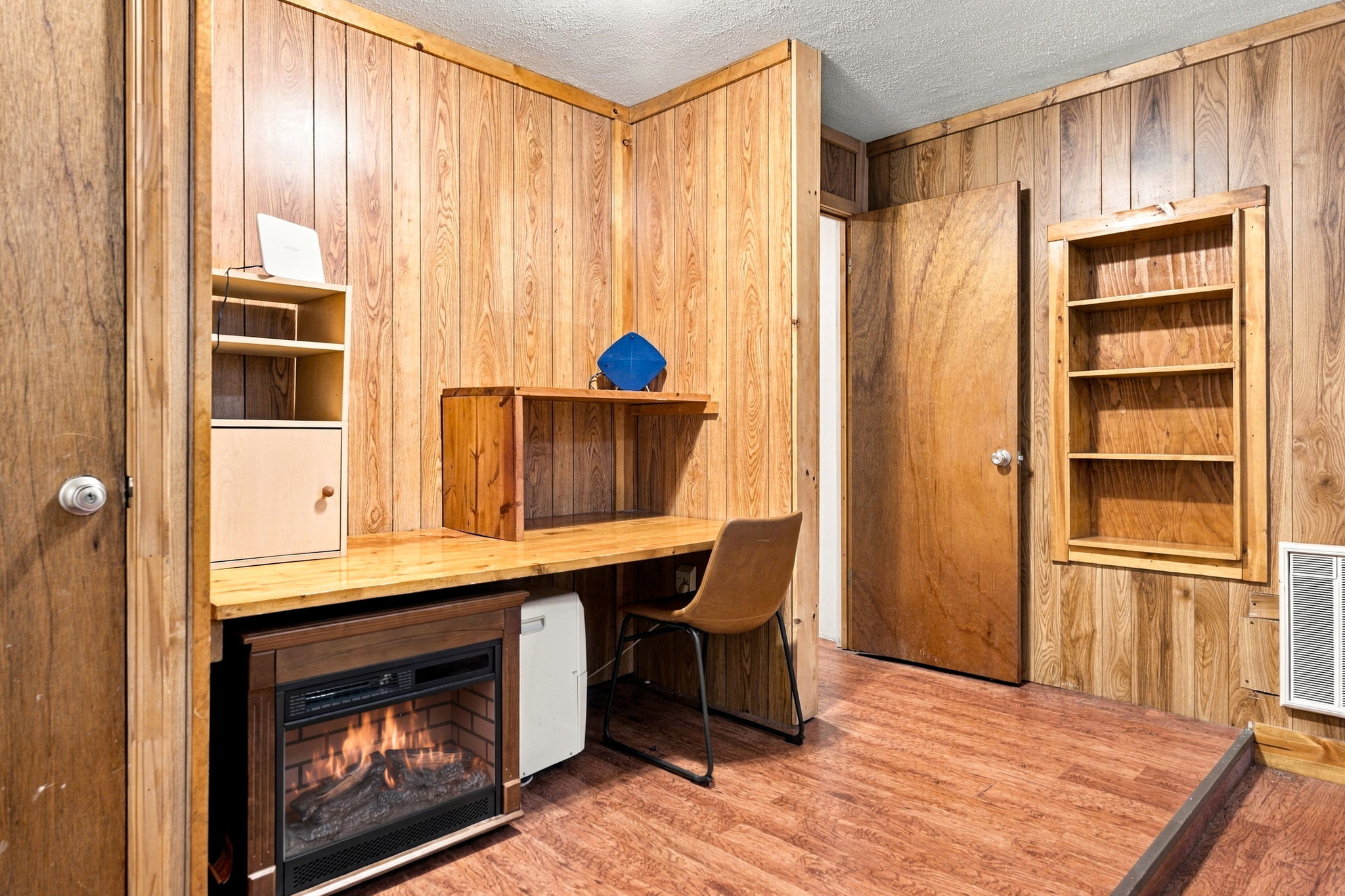River Cabin w/hot tub, fire pit, deck, games, wifi