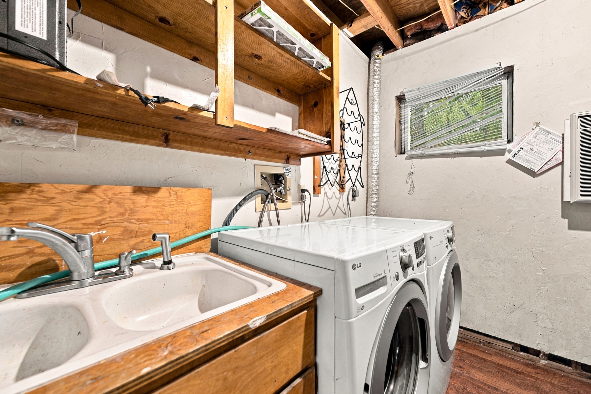 River Cabin w/hot tub, fire pit, deck, games, wifi
