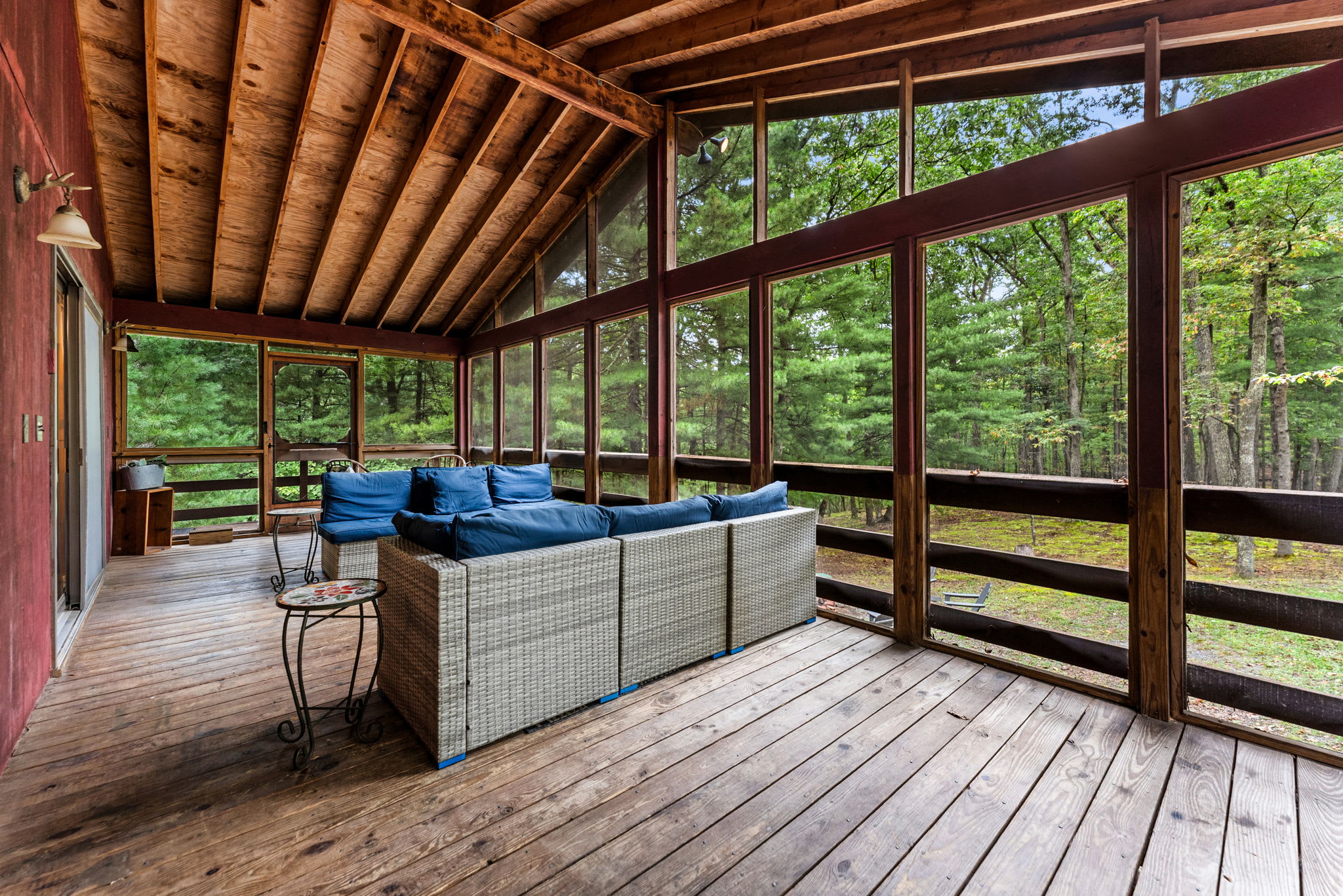 River Cabin w/hot tub, fire pit, deck, games, wifi