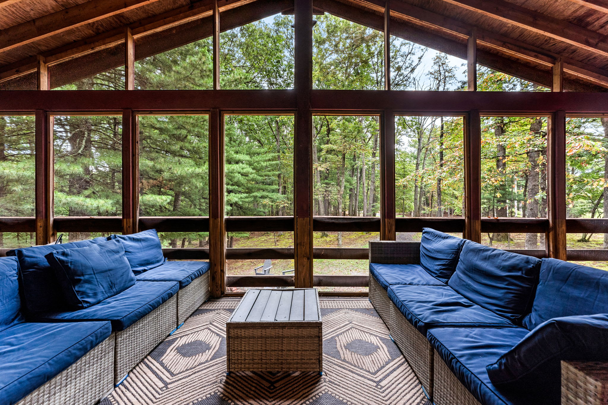 River Cabin w/hot tub, fire pit, deck, games, wifi
