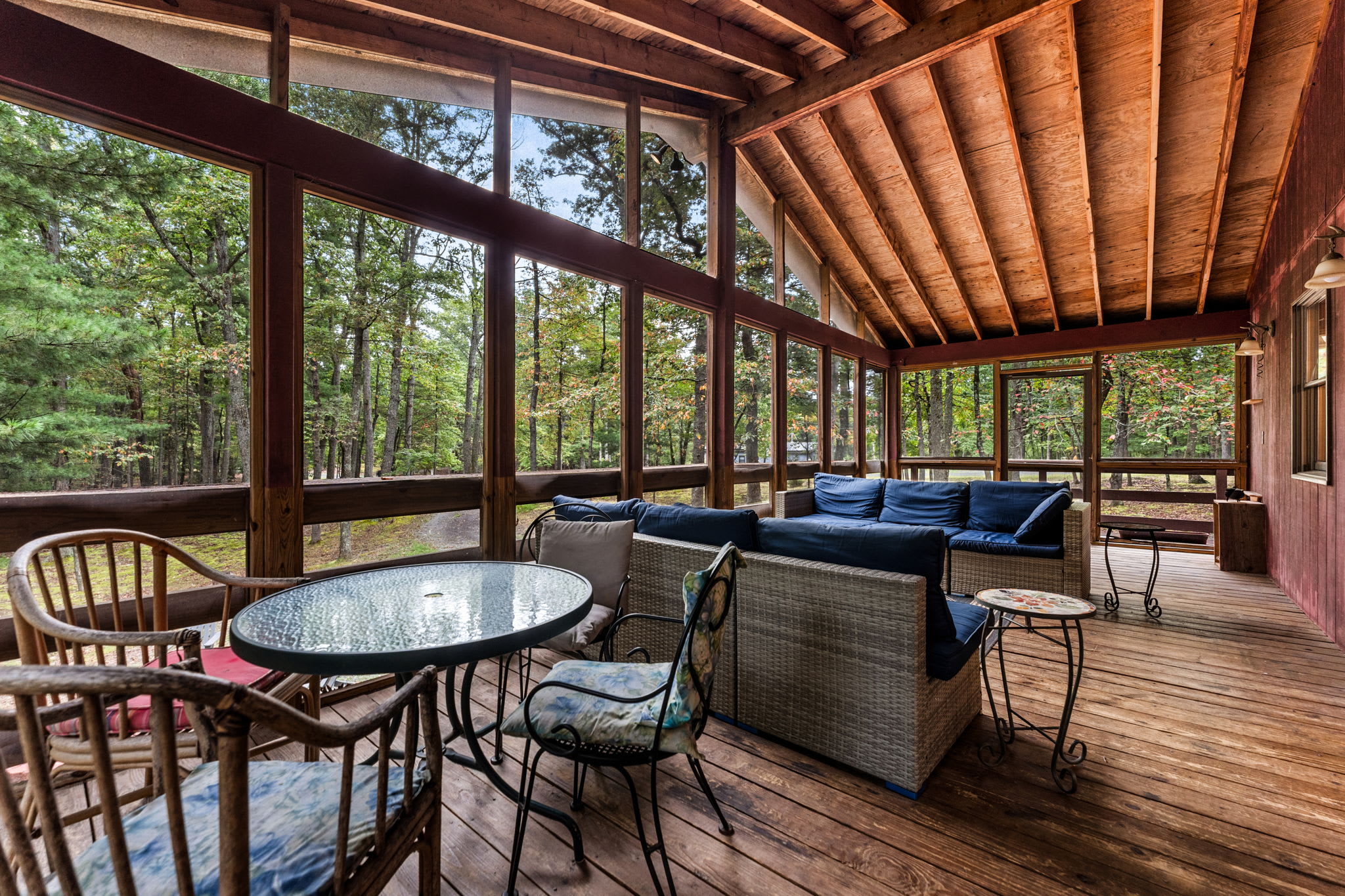 River Cabin w/hot tub, fire pit, deck, games, wifi