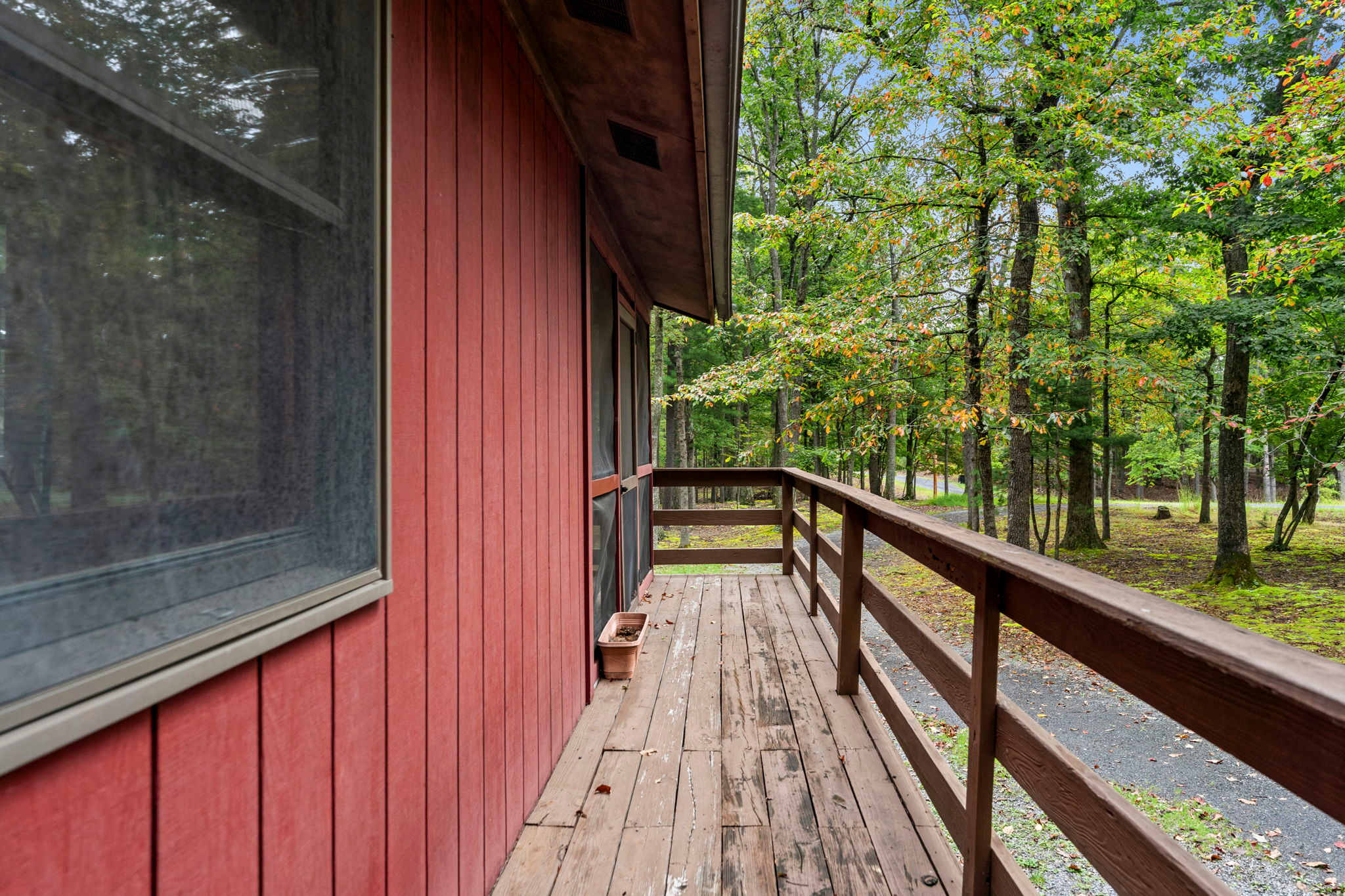 River Cabin w/hot tub, fire pit, deck, games, wifi