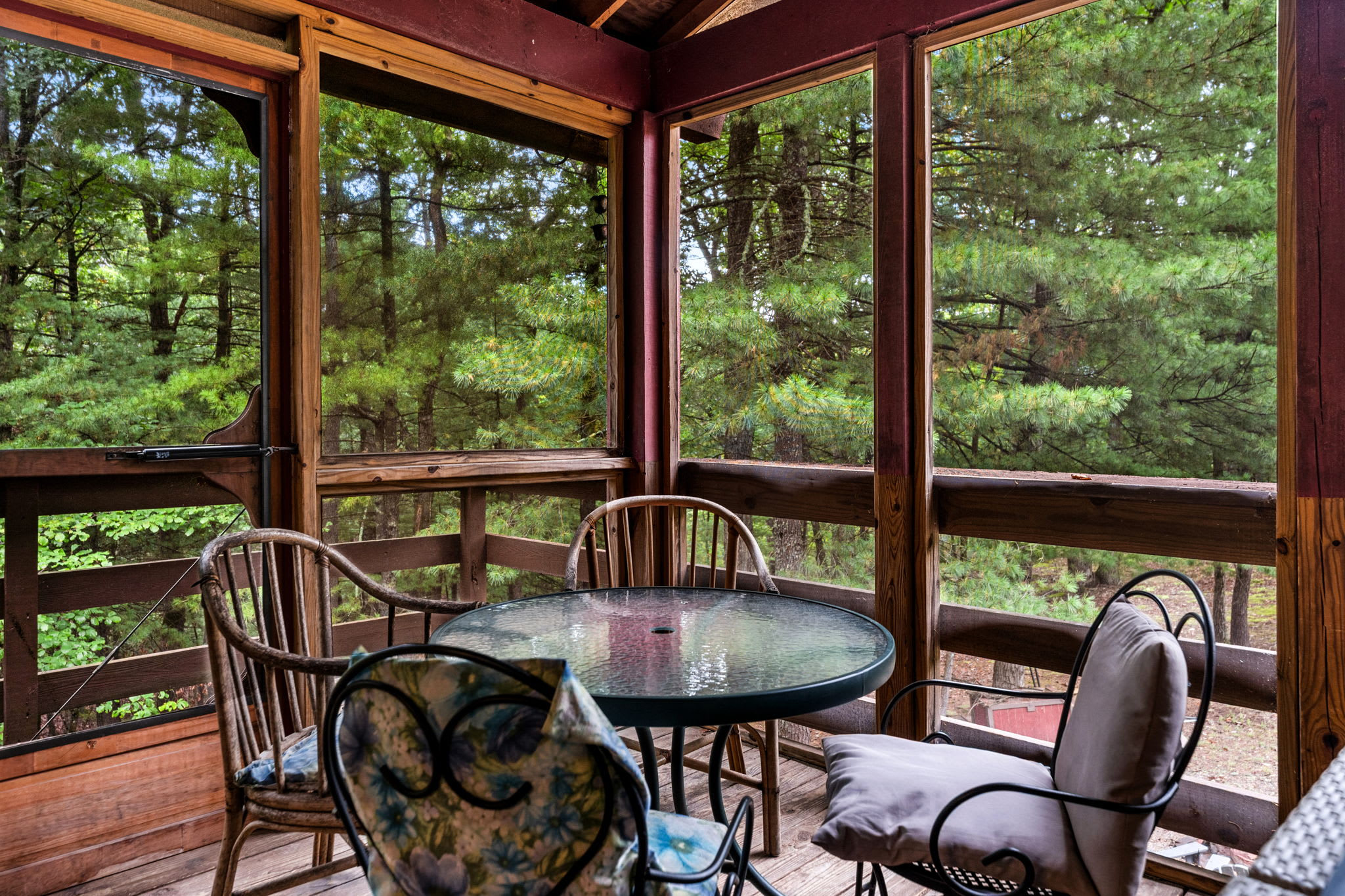 River Cabin w/hot tub, fire pit, deck, games, wifi