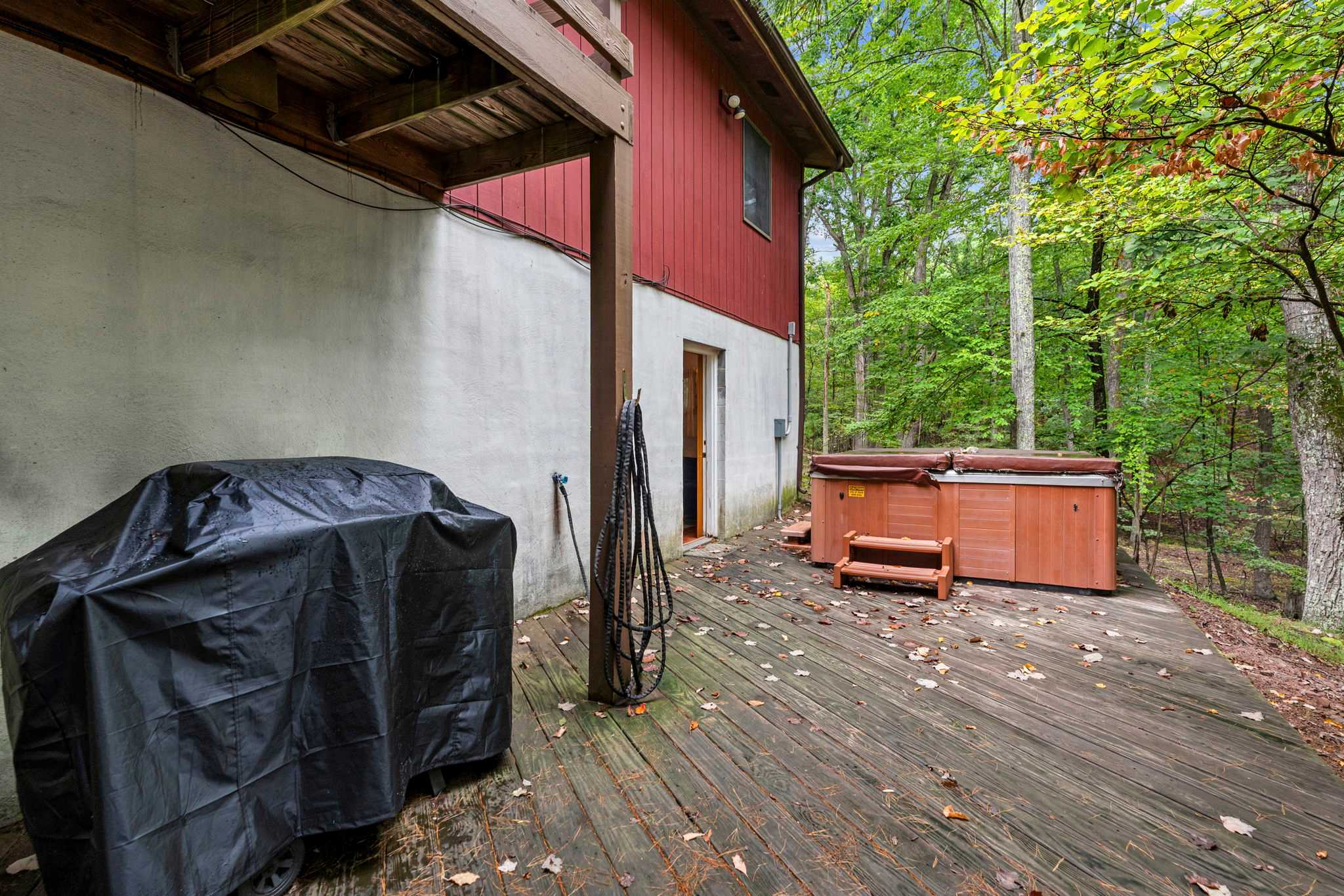 River Cabin w/hot tub, fire pit, deck, games, wifi