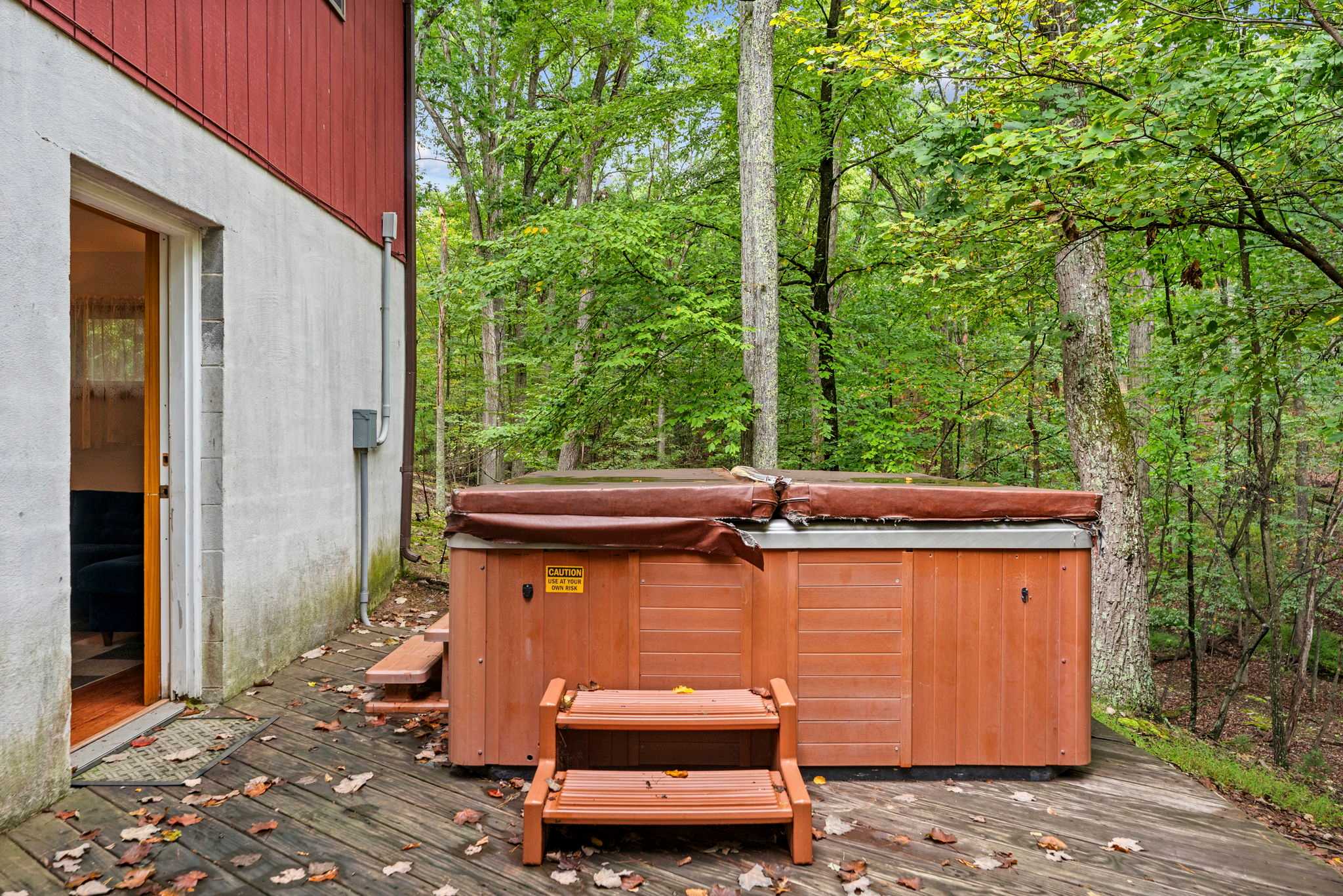 River Cabin w/hot tub, fire pit, deck, games, wifi
