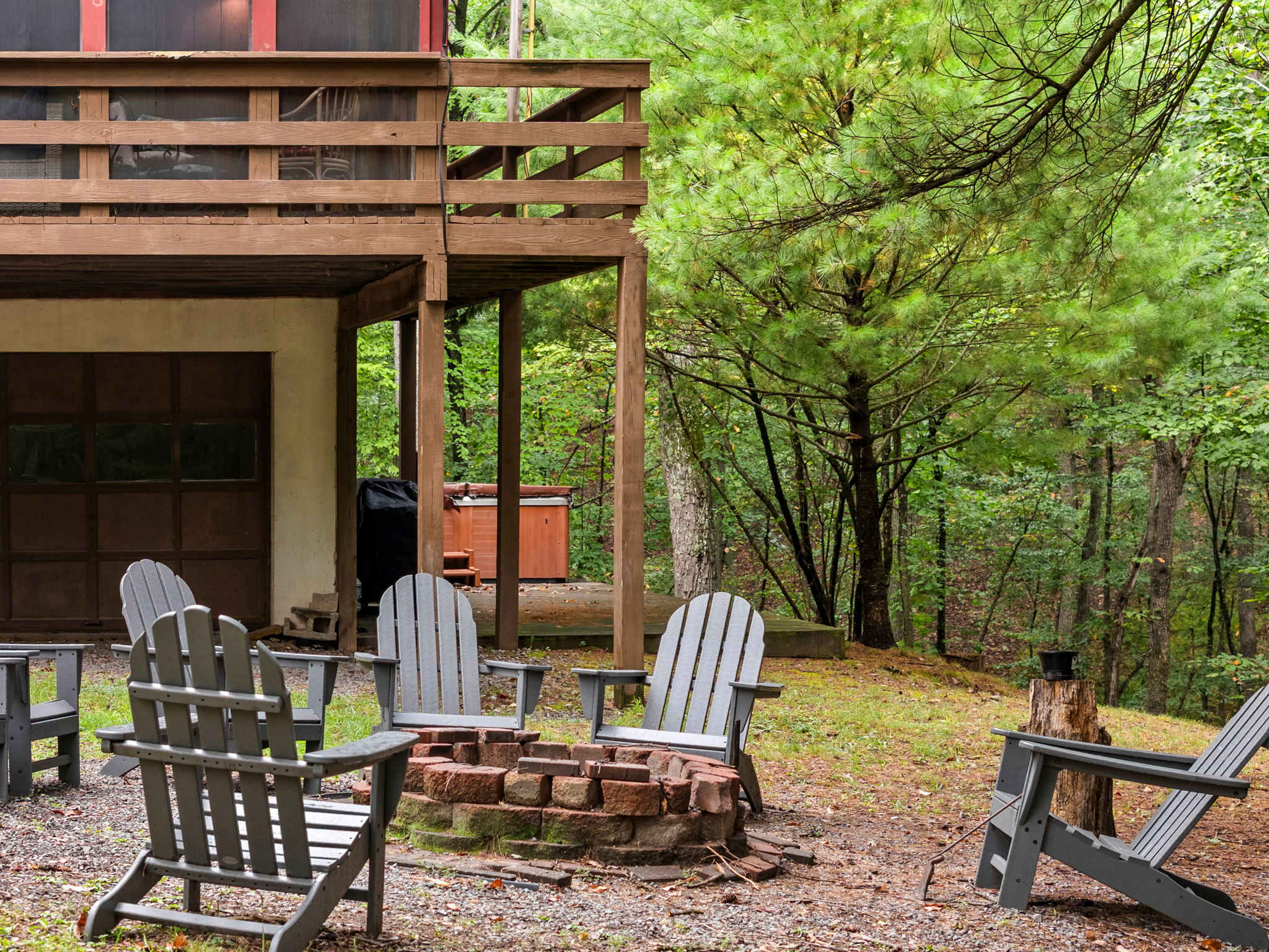 River Cabin w/hot tub, fire pit, deck, games, wifi