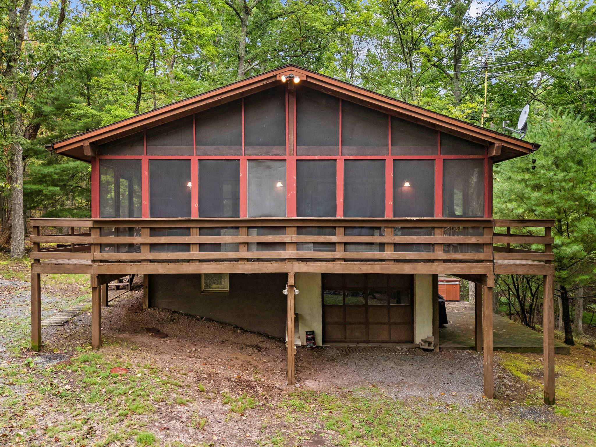 River Cabin w/hot tub, fire pit, deck, games, wifi