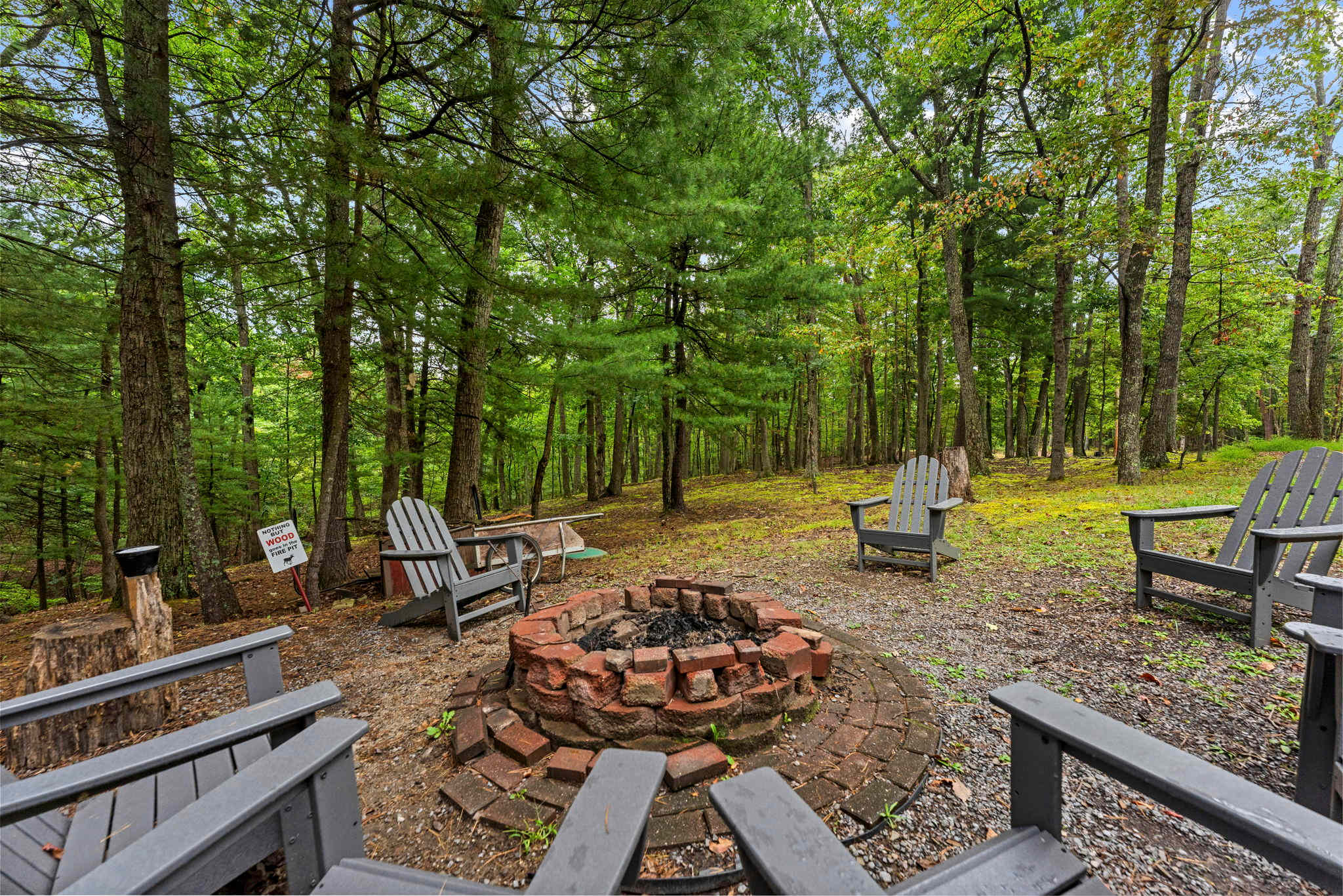 River Cabin w/hot tub, fire pit, deck, games, wifi