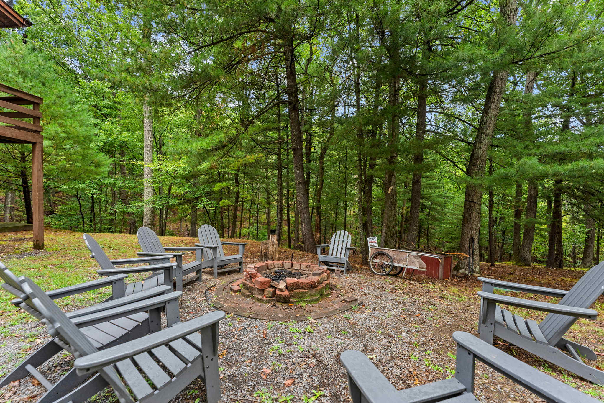 River Cabin w/hot tub, fire pit, deck, games, wifi