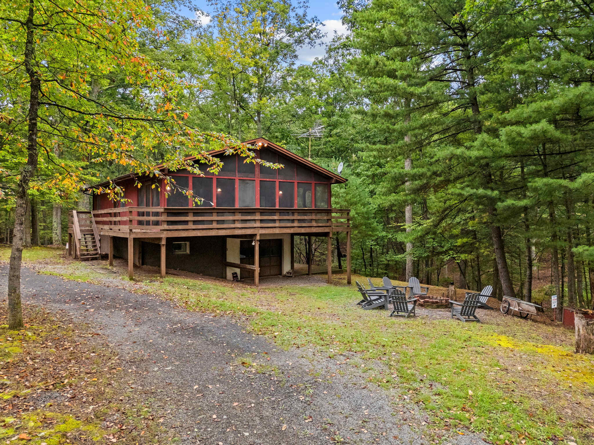 River Cabin w/hot tub, fire pit, deck, games, wifi