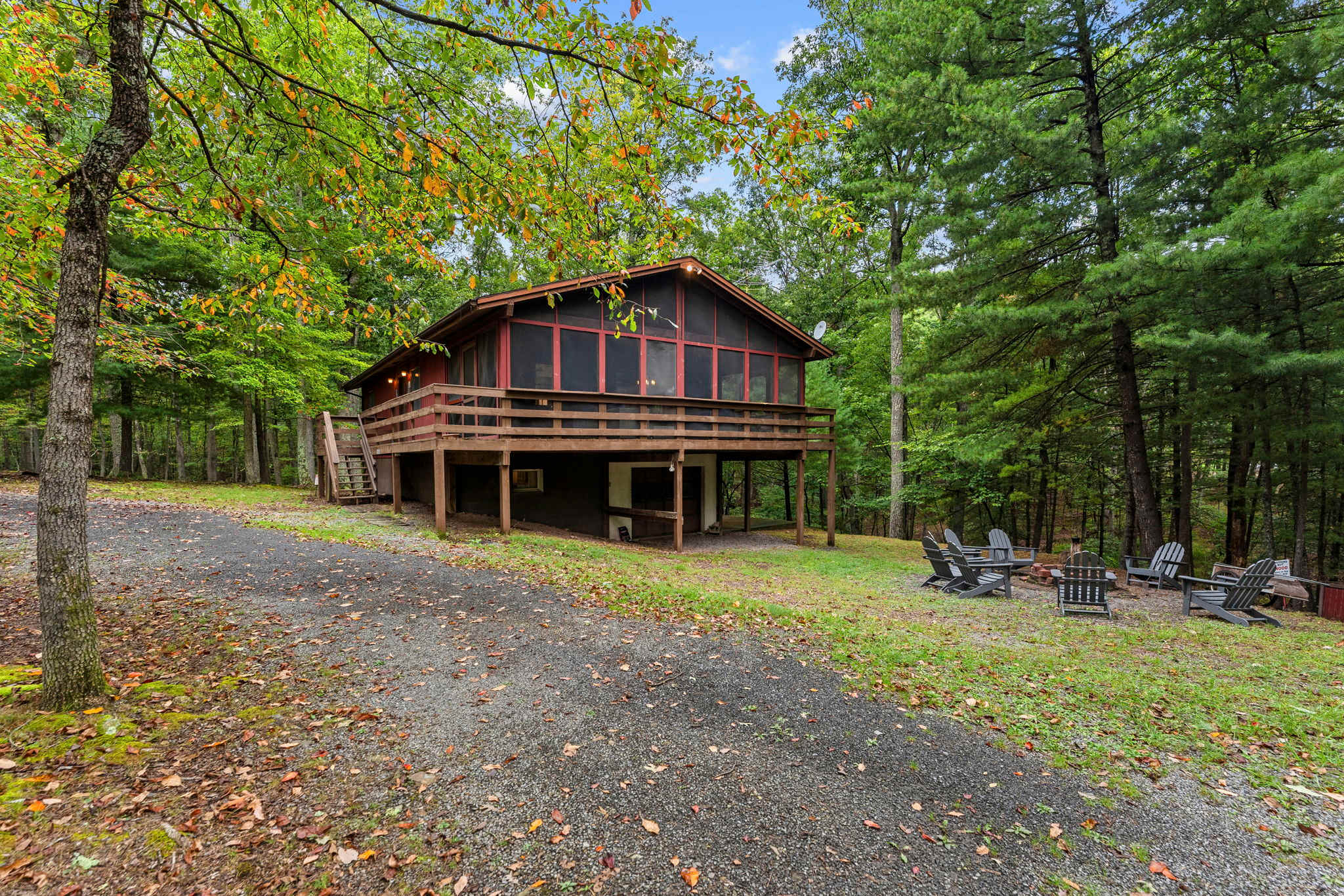 River Cabin w/hot tub, fire pit, deck, games, wifi