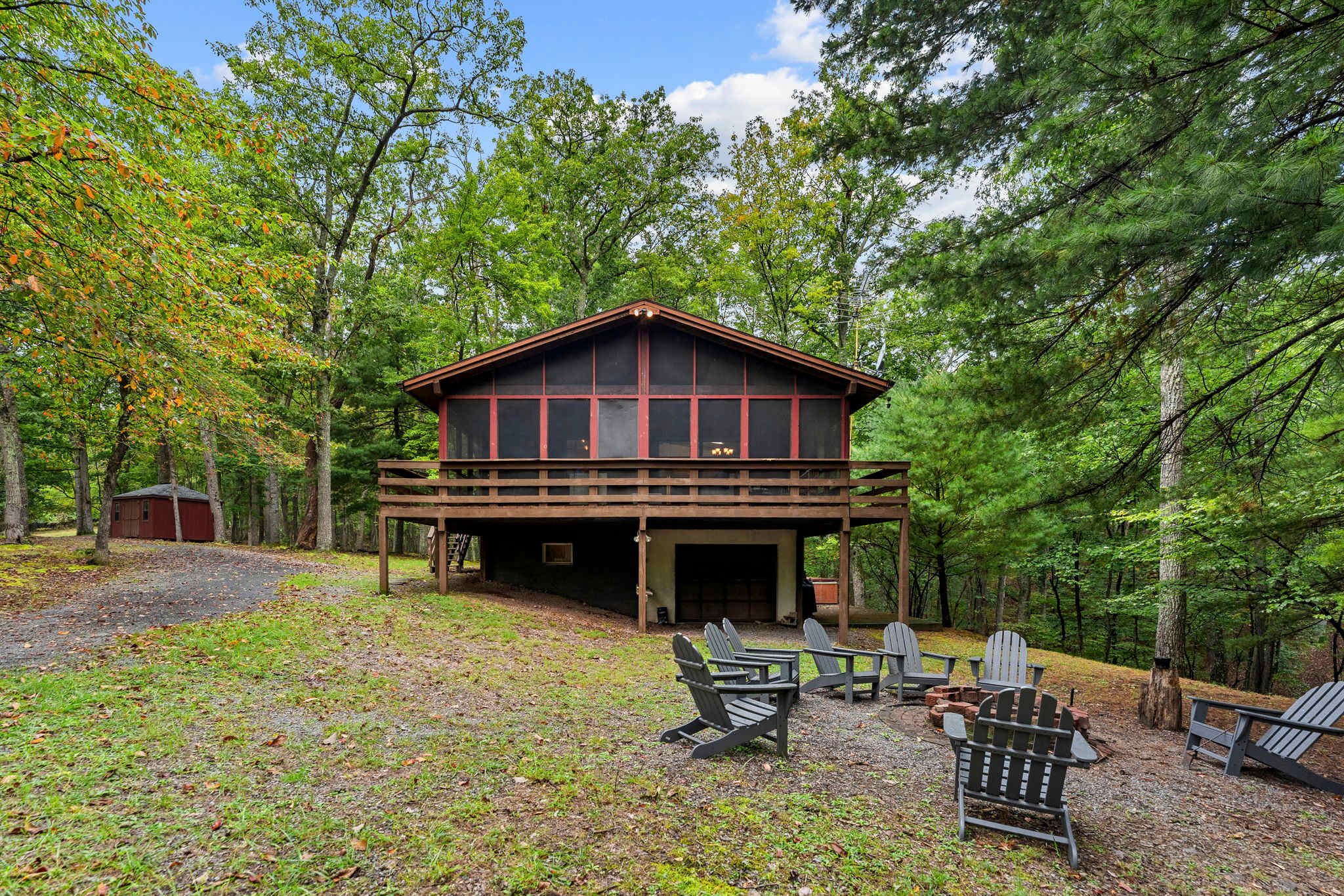 River Cabin w/hot tub, fire pit, deck, games, wifi