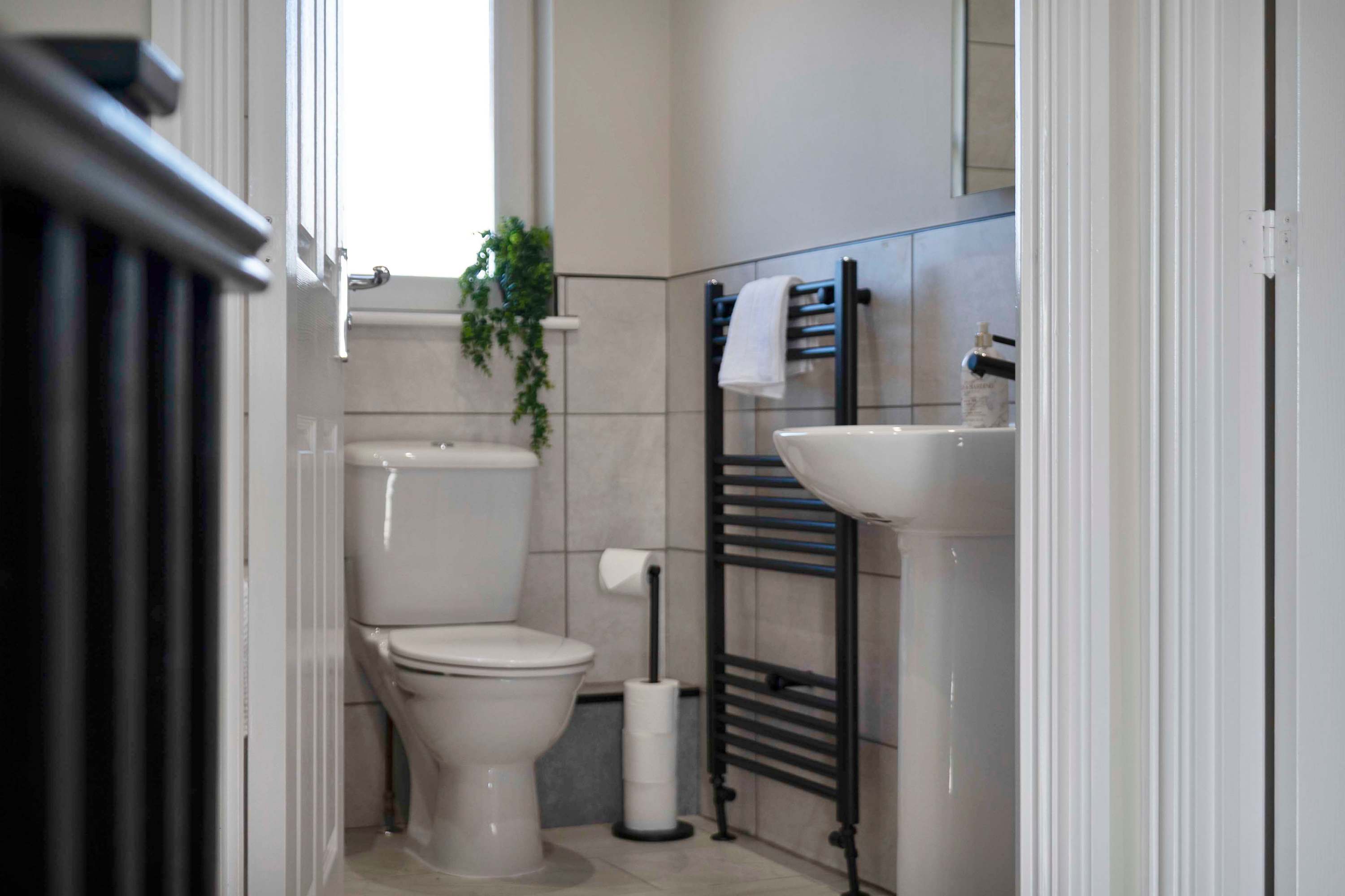 Nr Edinburgh/Rosyth Dockyard Stylish Home Sleeps 6 in Trondheim Parkway West 63 KY11 4HY - Property image 4 - VivreStays