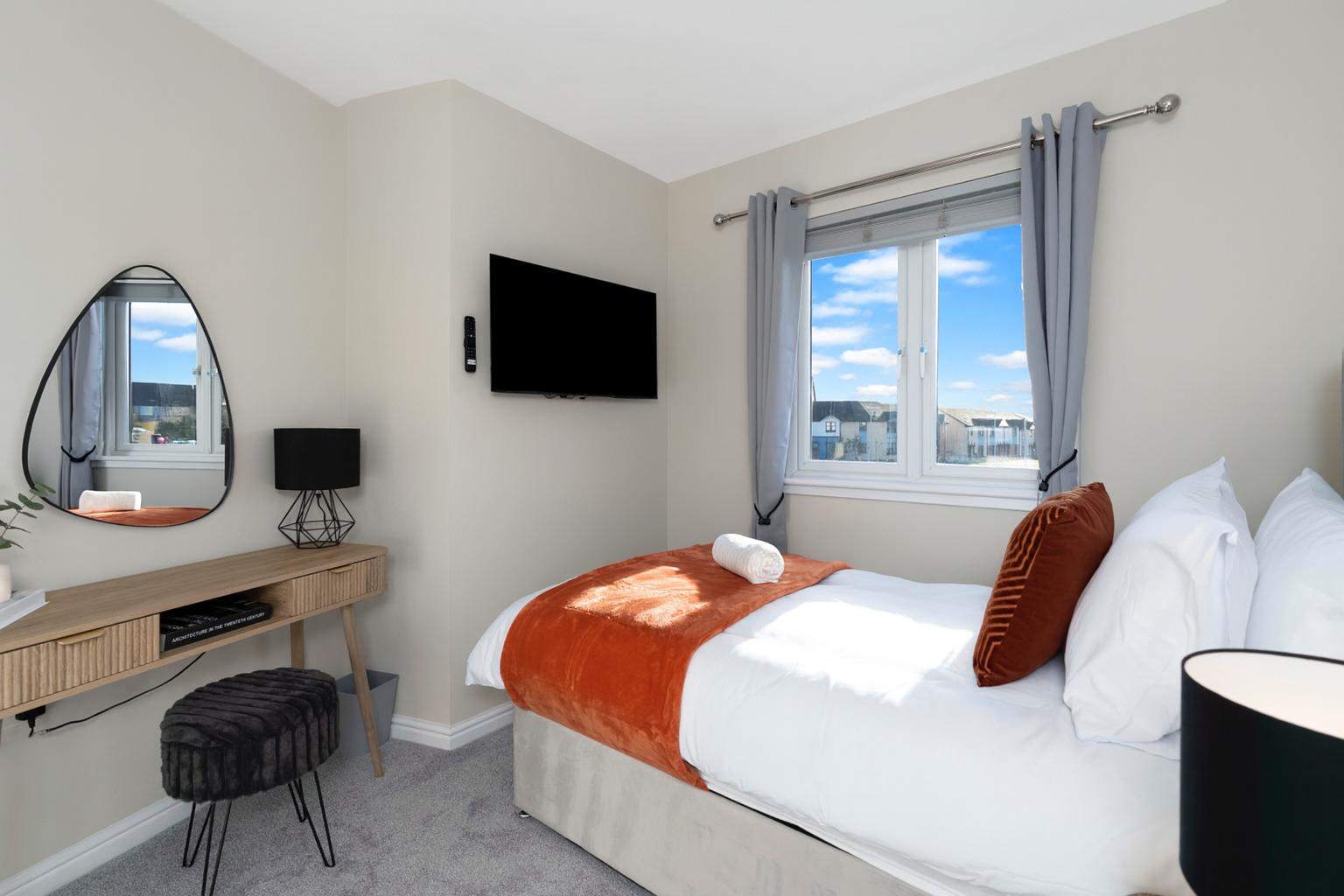 Nr Edinburgh/Rosyth Dockyard Stylish Home Sleeps 6 in Trondheim Parkway West 63 KY11 4HY - Property image 7 - VivreStays