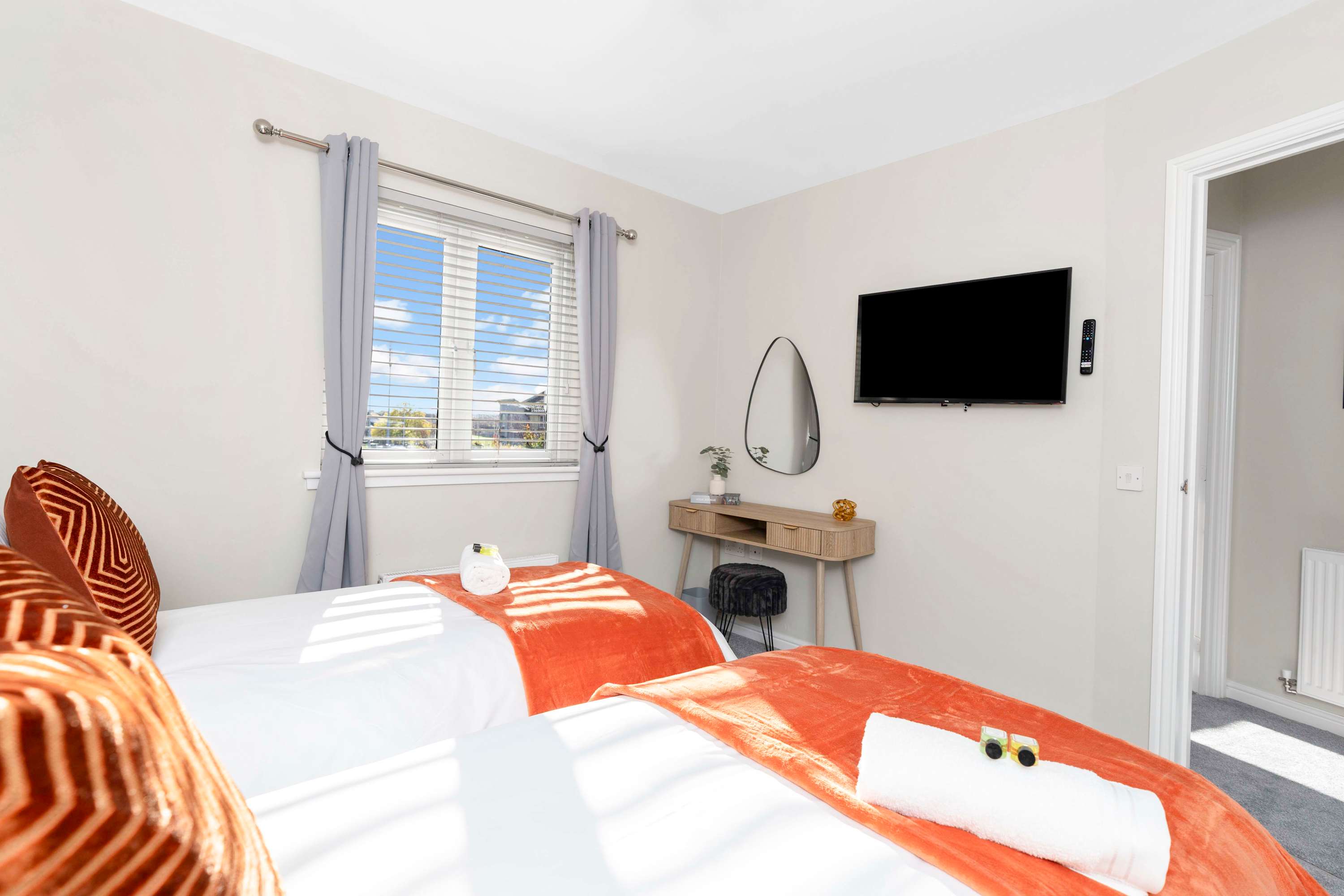 Nr Edinburgh/Rosyth Dockyard Stylish Home Sleeps 6 in Trondheim Parkway West 63 KY11 4HY - Property image 8 - VivreStays