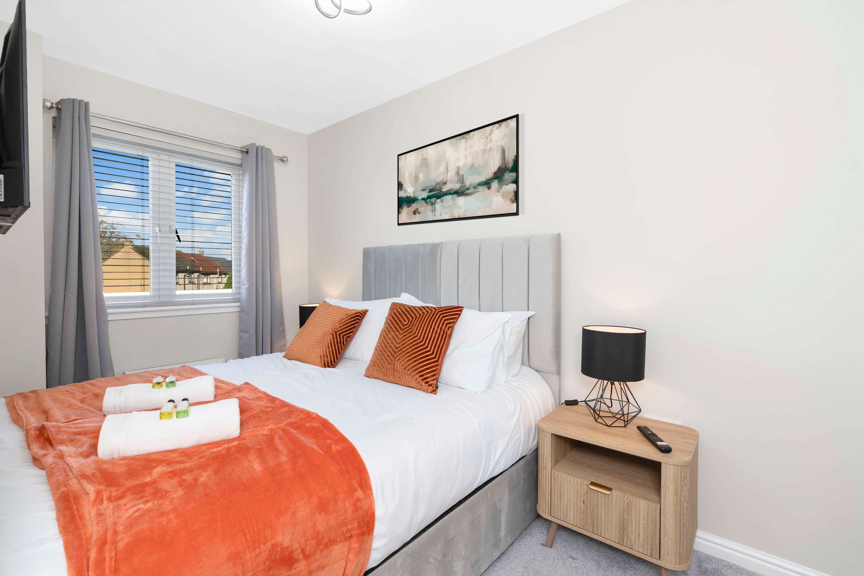 Nr Edinburgh/Rosyth Dockyard Stylish Home Sleeps 6 in Trondheim Parkway West 63 KY11 4HY - Property image 11 - VivreStays