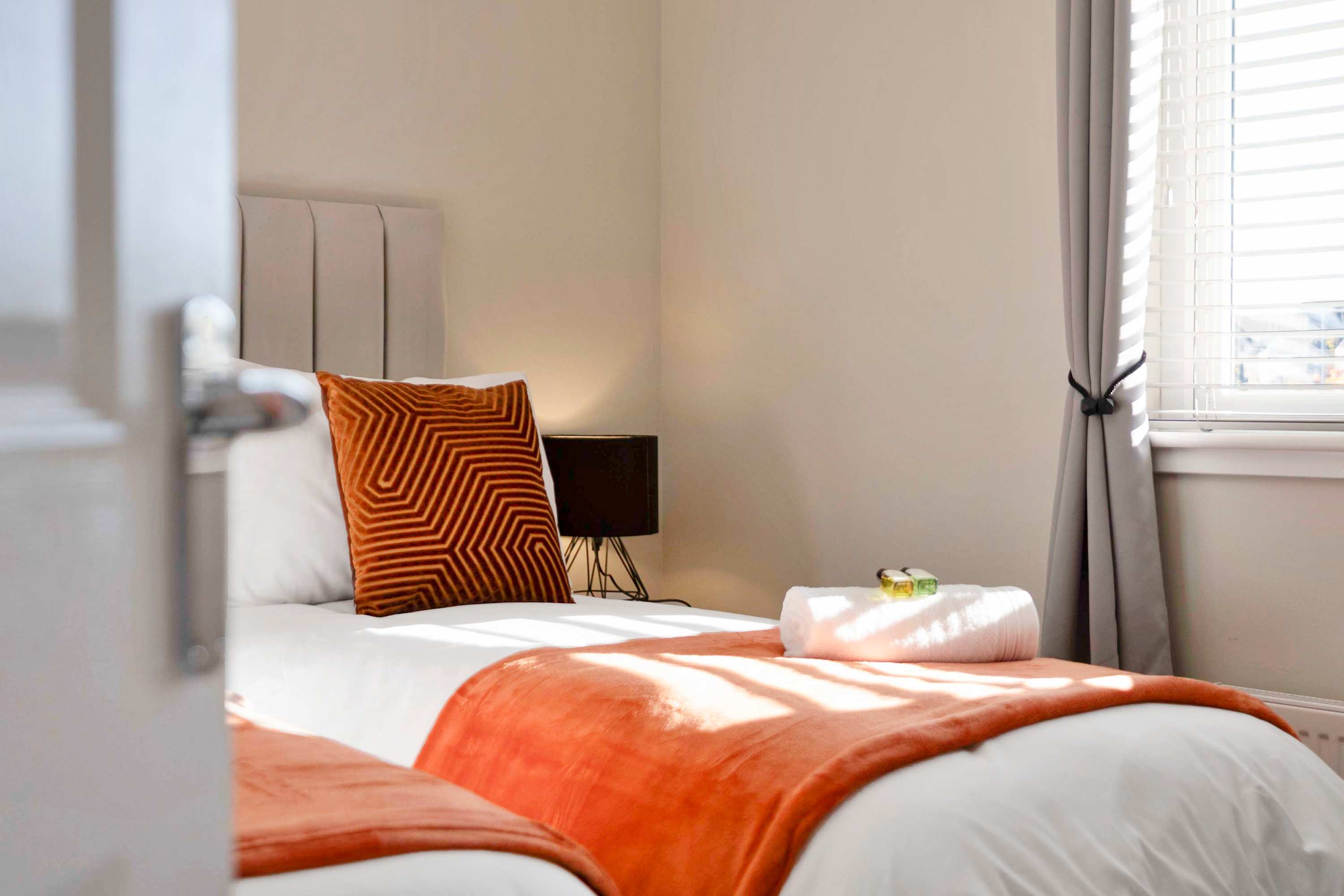 Nr Edinburgh/Rosyth Dockyard Stylish Home Sleeps 6 in Trondheim Parkway West 63 KY11 4HY - Property image 12 - VivreStays