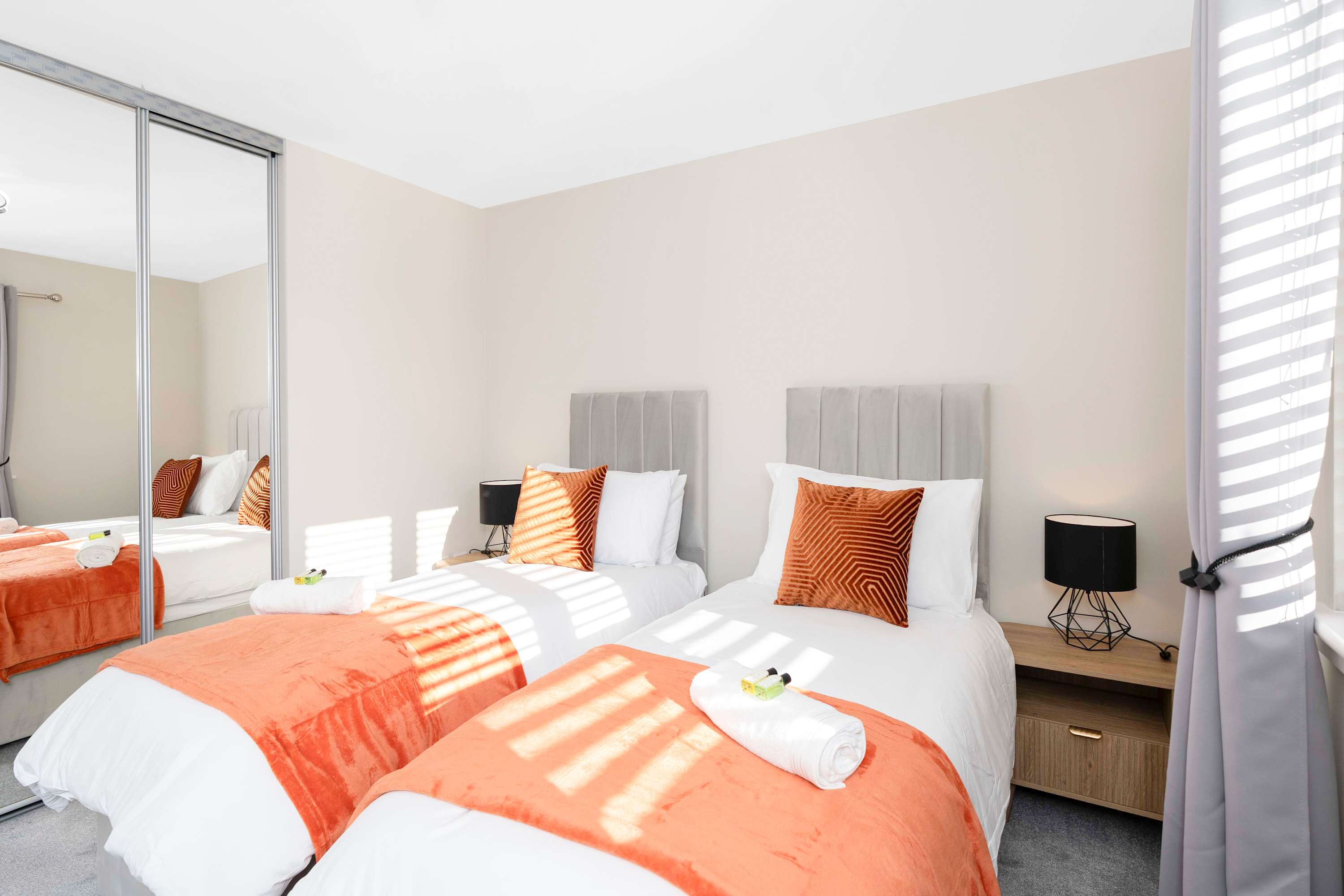 Nr Edinburgh/Rosyth Dockyard Stylish Home Sleeps 6 in Trondheim Parkway West 63 KY11 4HY - Property image 3 - VivreStays