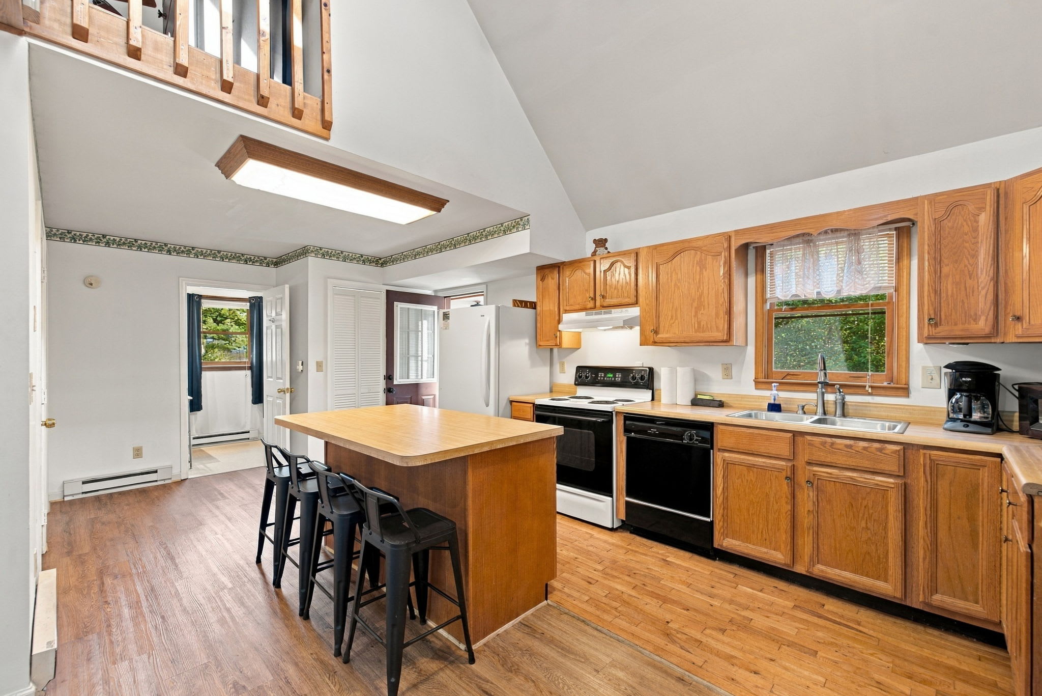 Group-friendly cabin w/ hot tub & deck