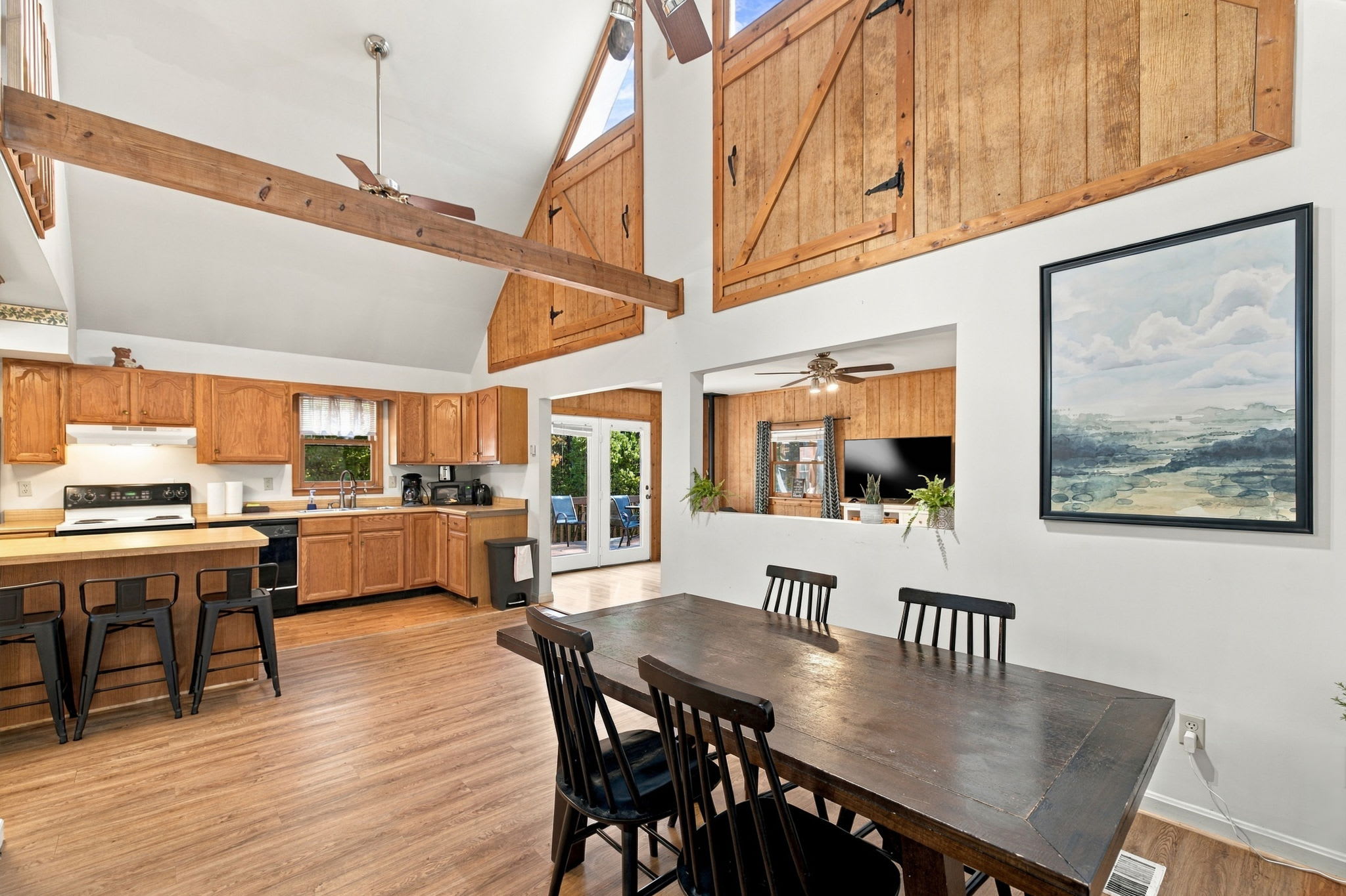 Group-friendly cabin w/ hot tub & deck