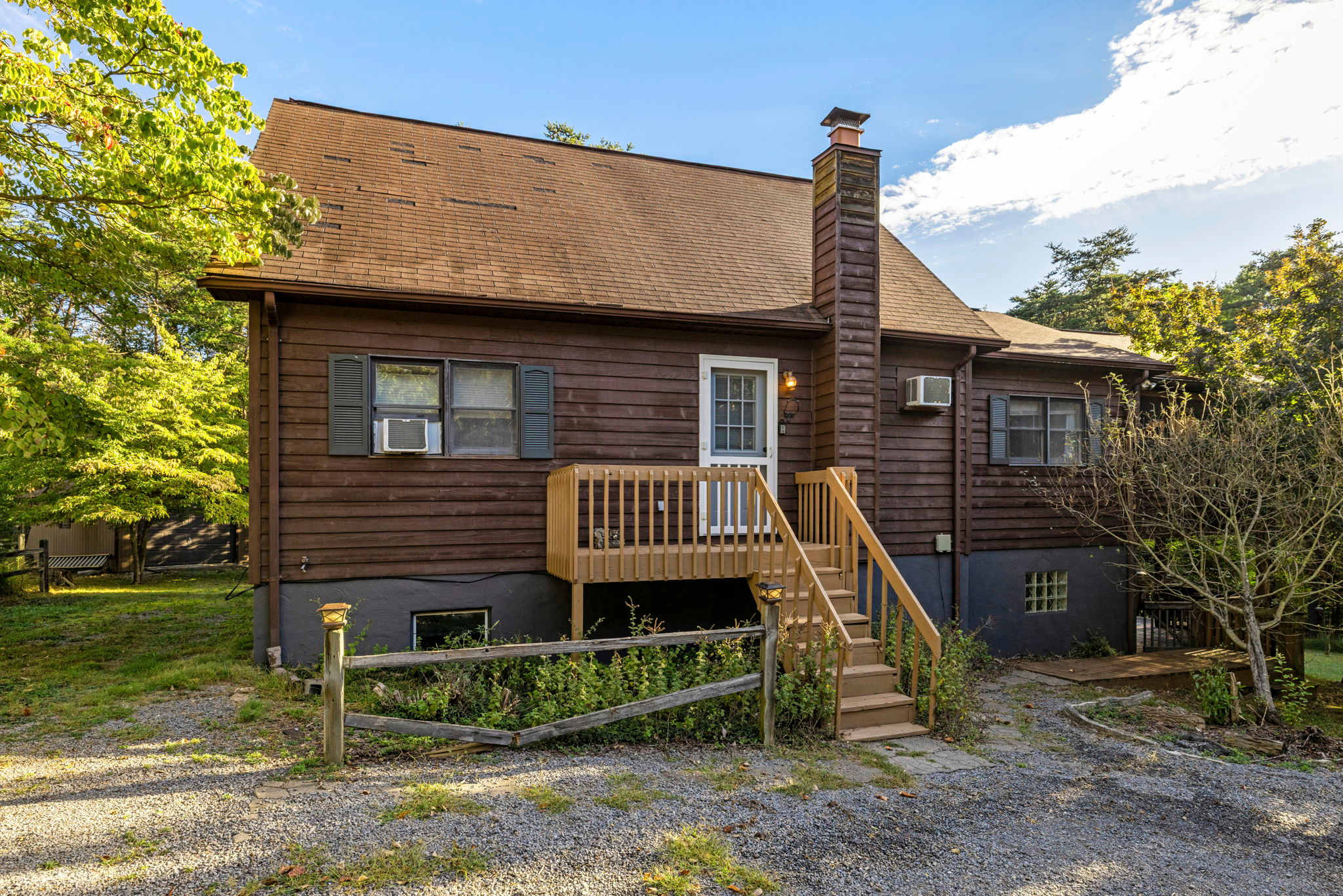 Group-friendly cabin w/ hot tub & deck