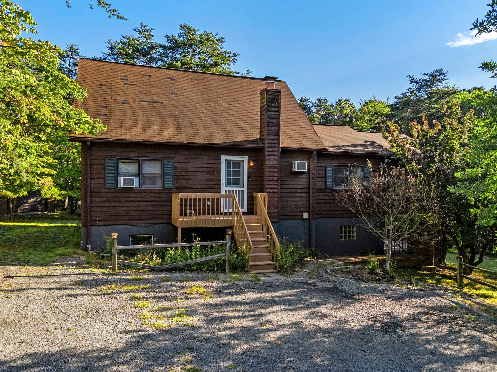 Group-friendly cabin w/ hot tub & deck