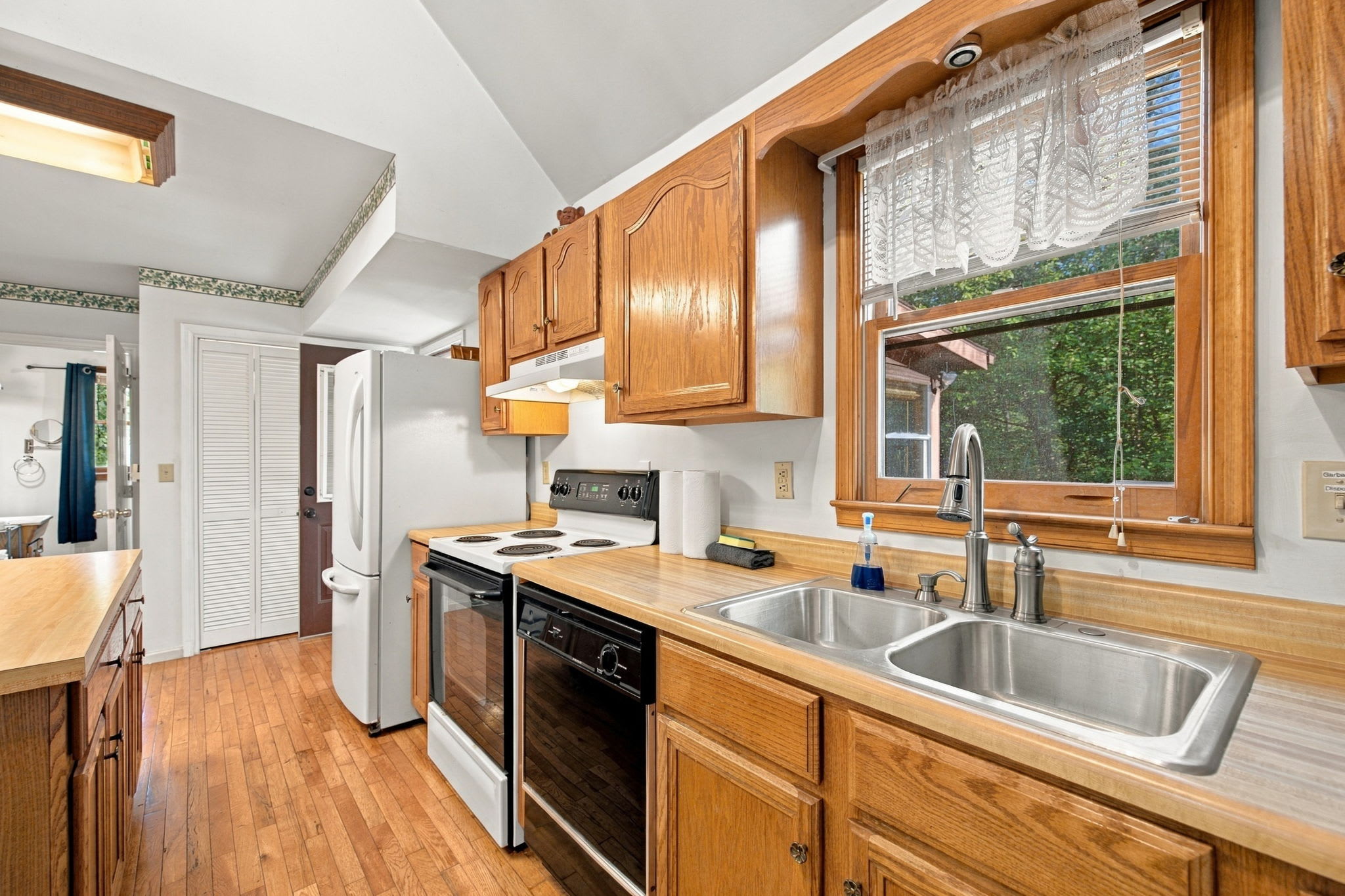 Group-friendly cabin w/ hot tub & deck