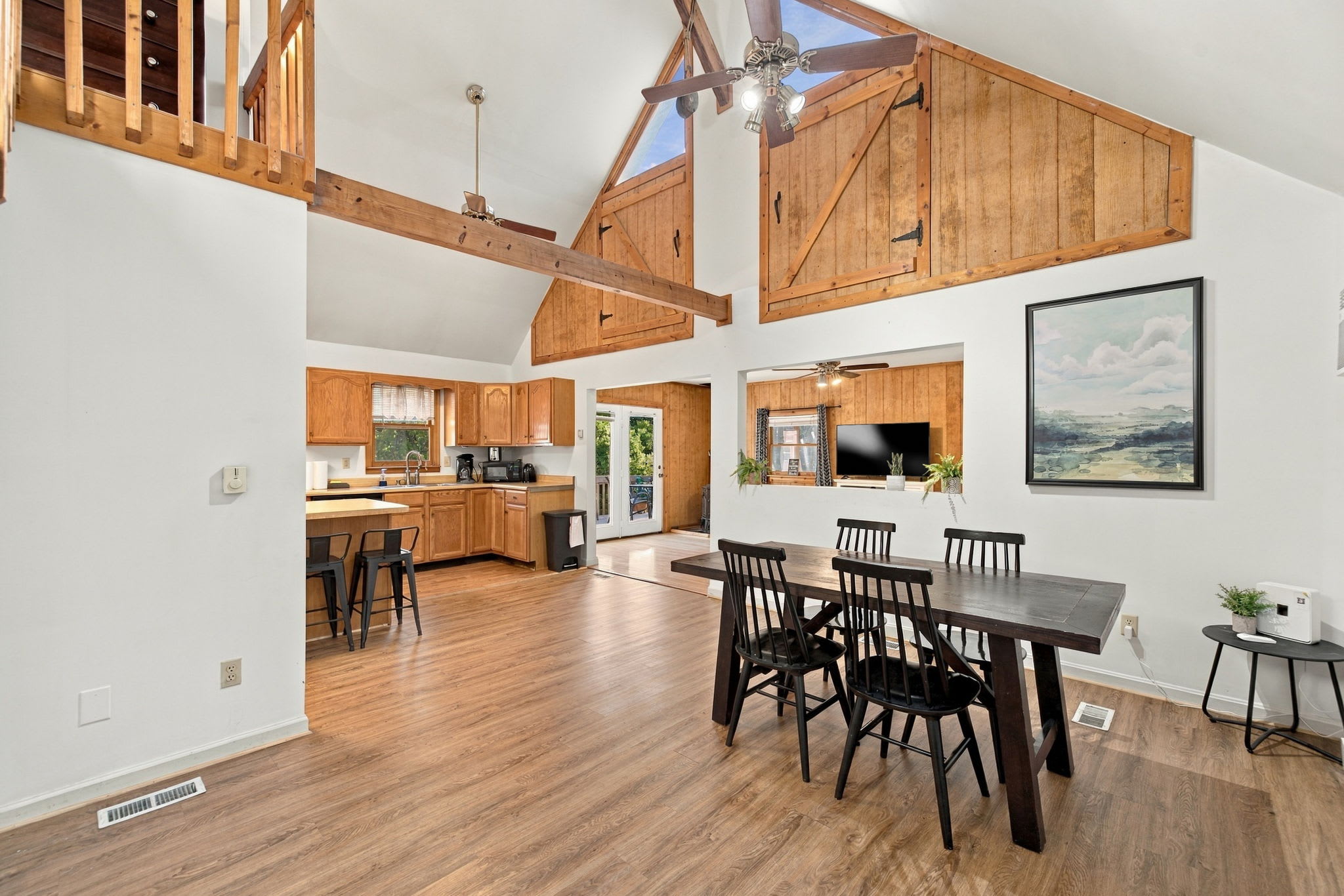 Group-friendly cabin w/ hot tub & deck