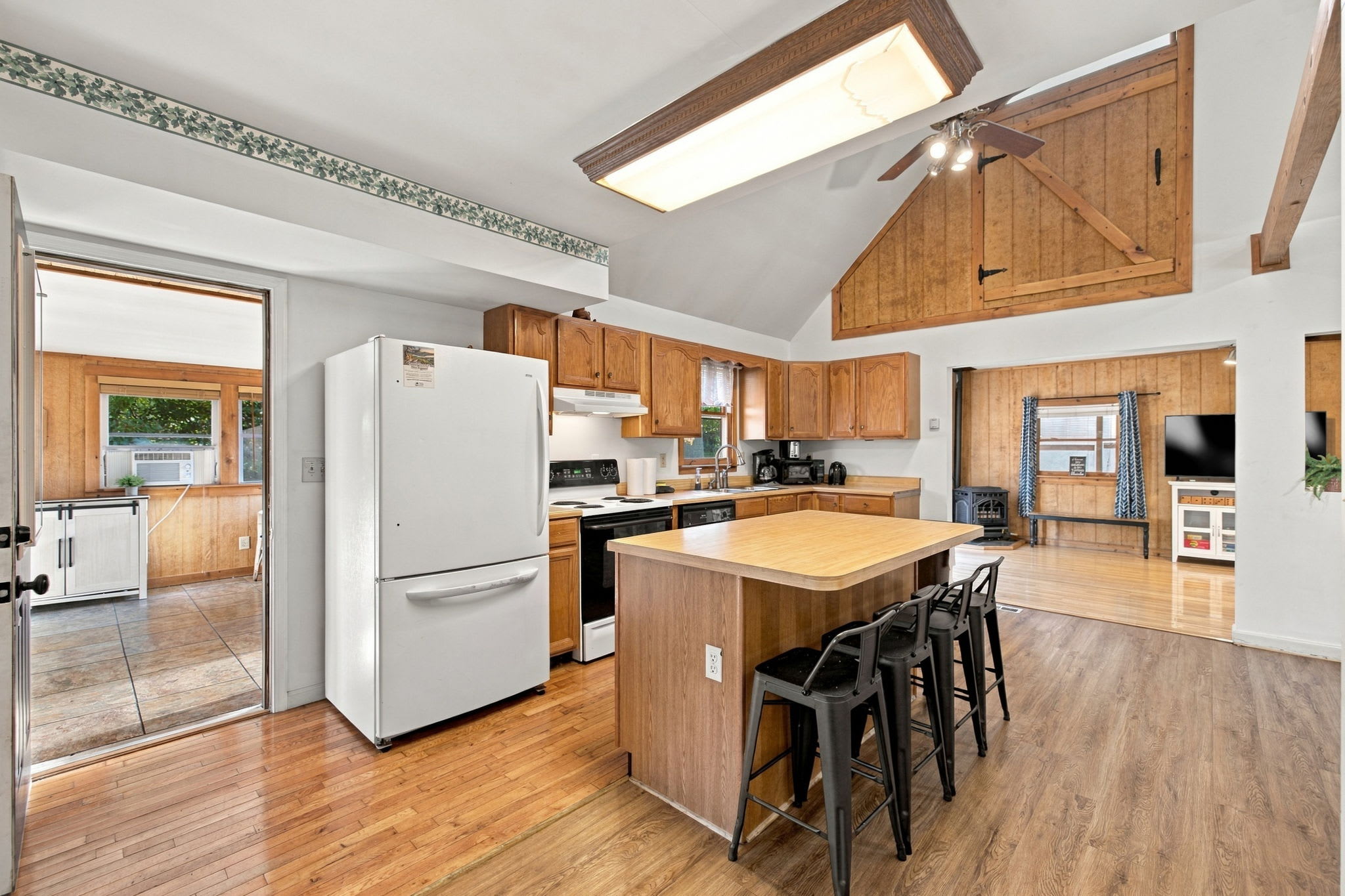 Group-friendly cabin w/ hot tub & deck