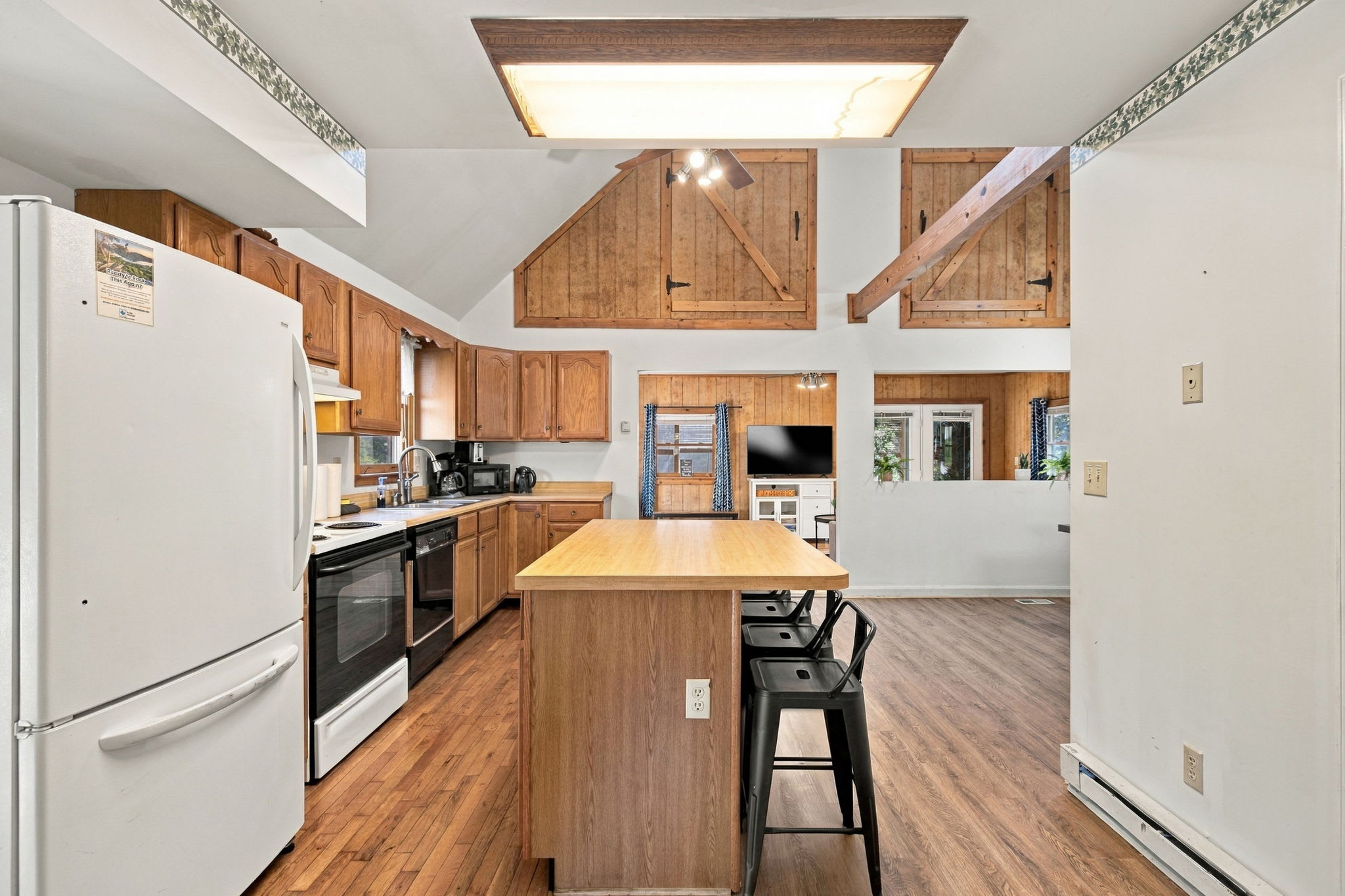 Group-friendly cabin w/ hot tub & deck