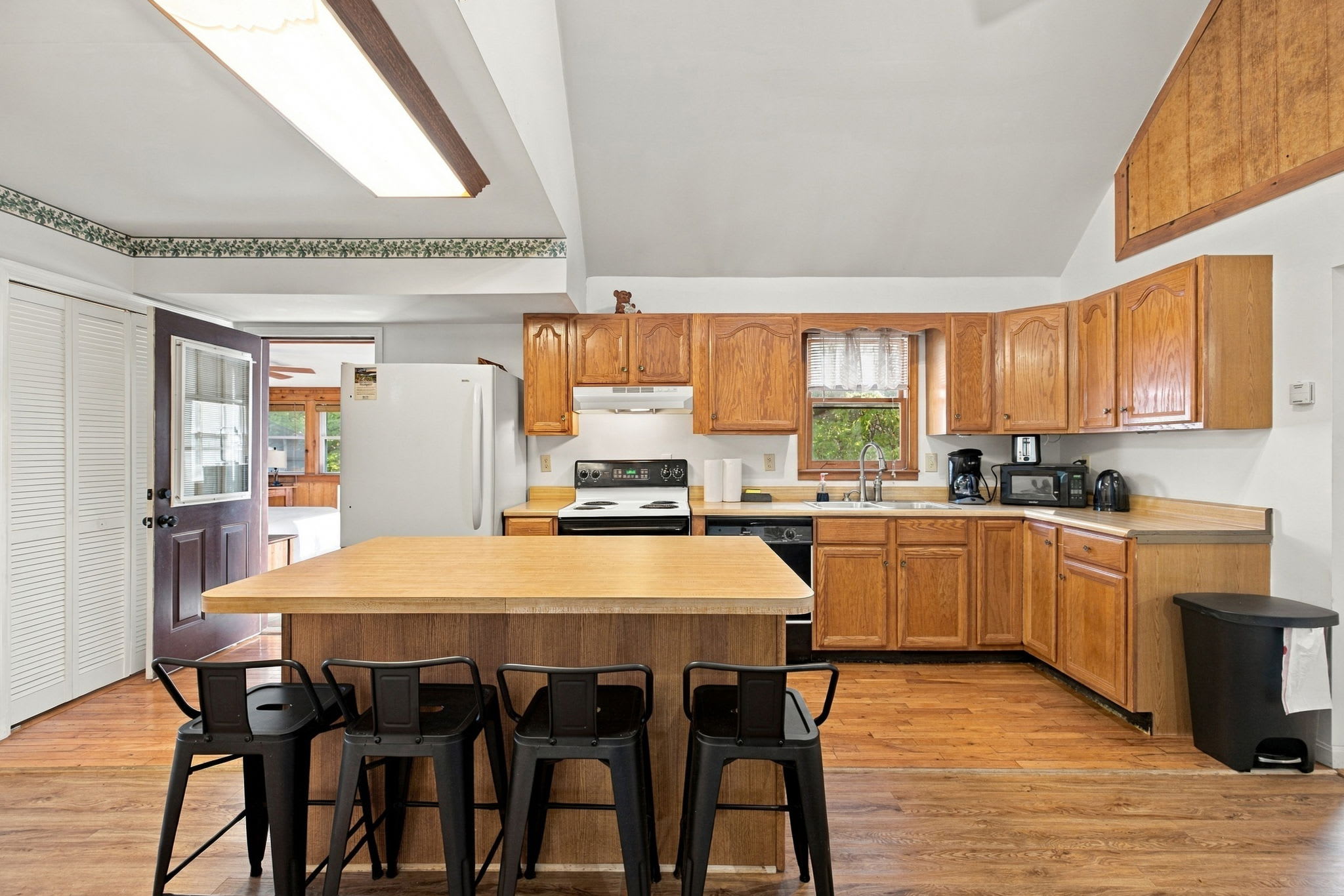 Group-friendly cabin w/ hot tub & deck