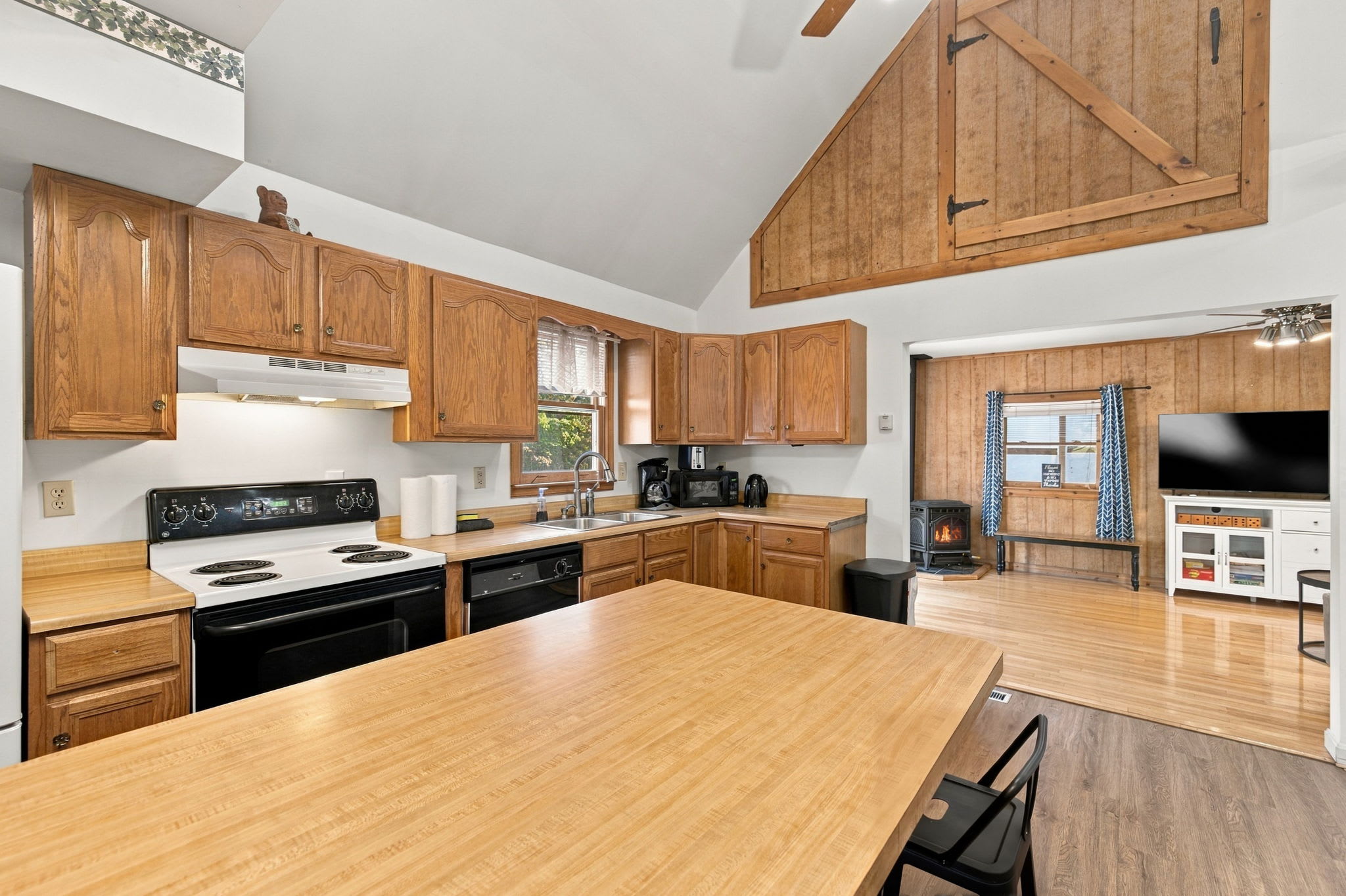 Group-friendly cabin w/ hot tub & deck