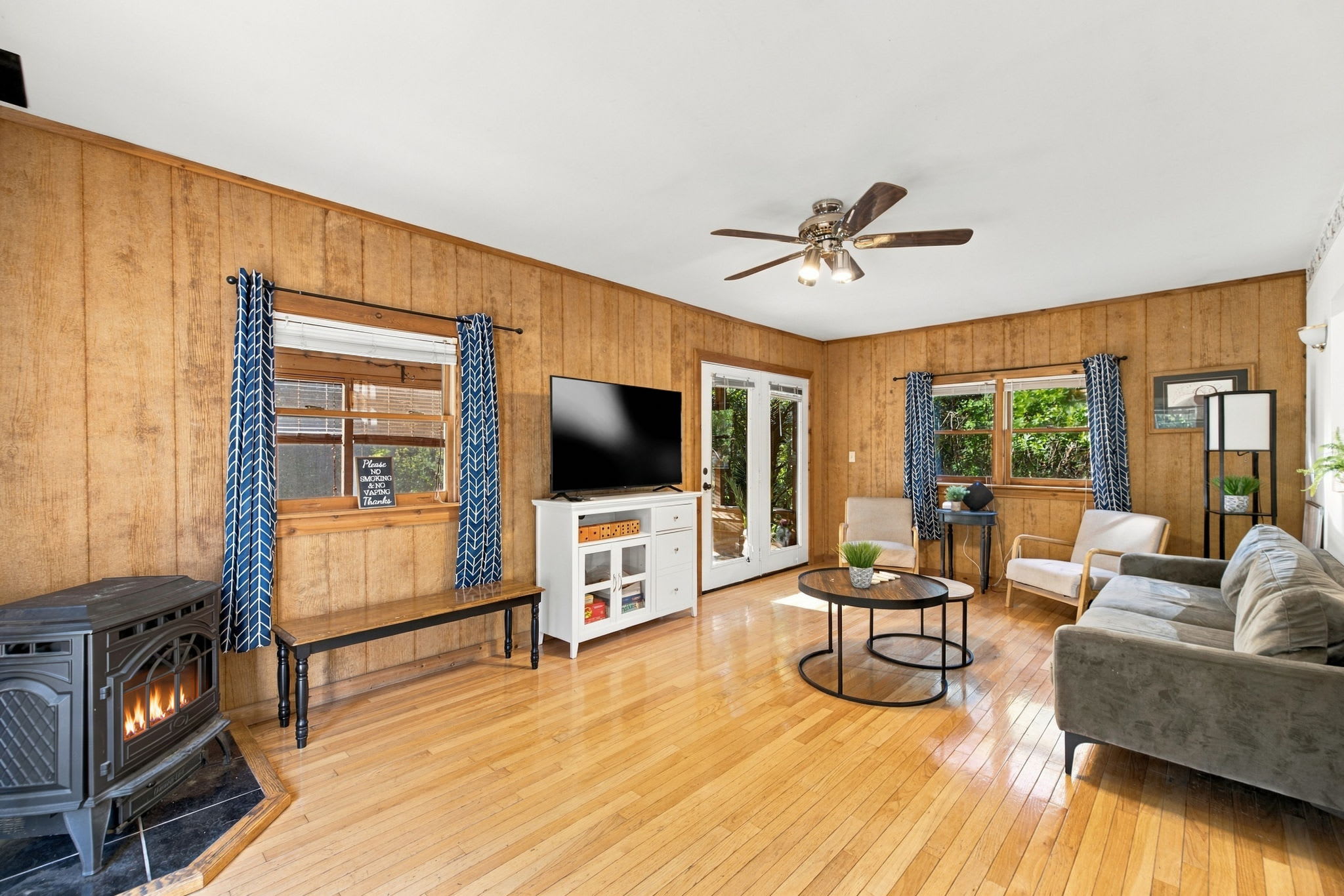 Group-friendly cabin w/ hot tub & deck