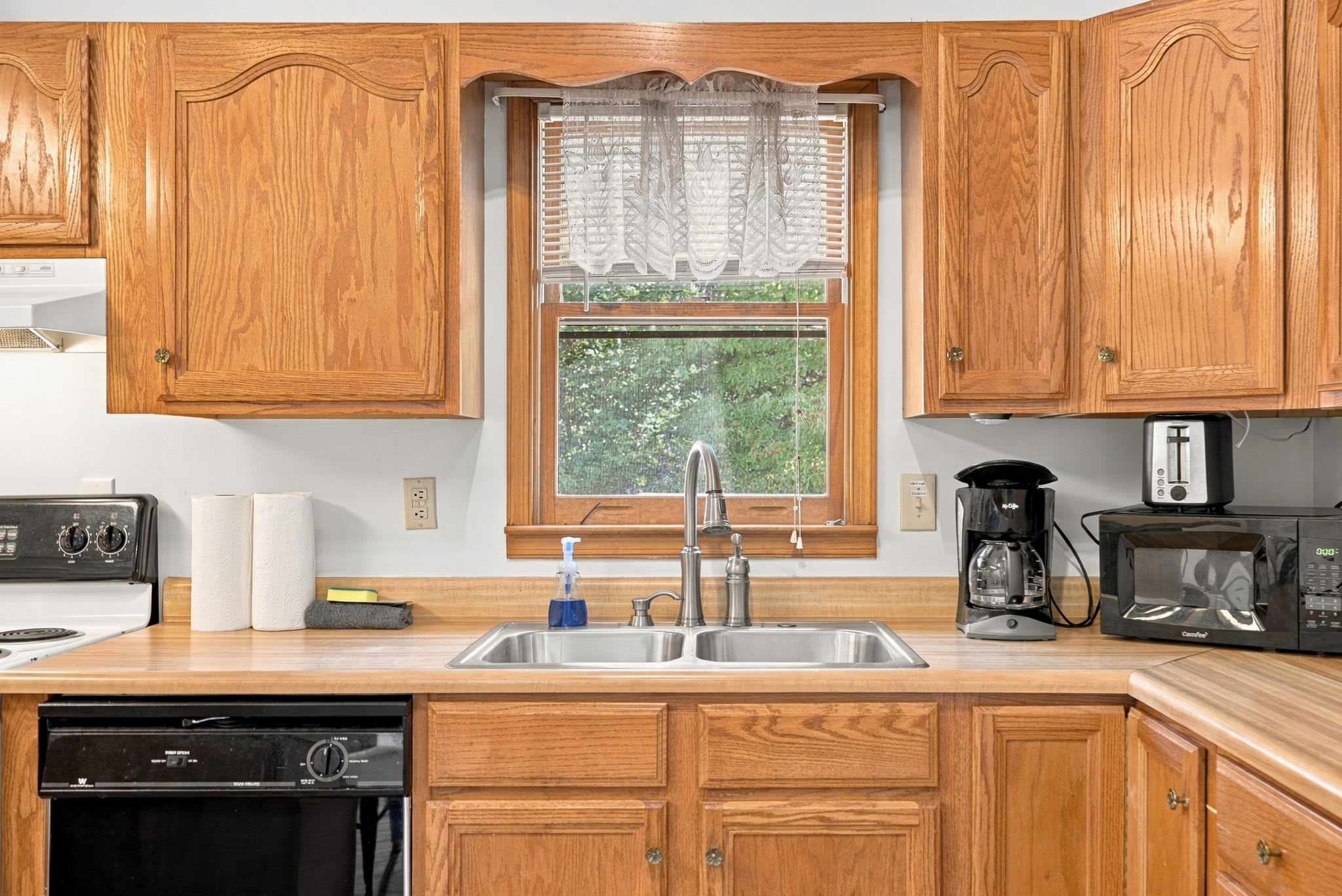 Group-friendly cabin w/ hot tub & deck