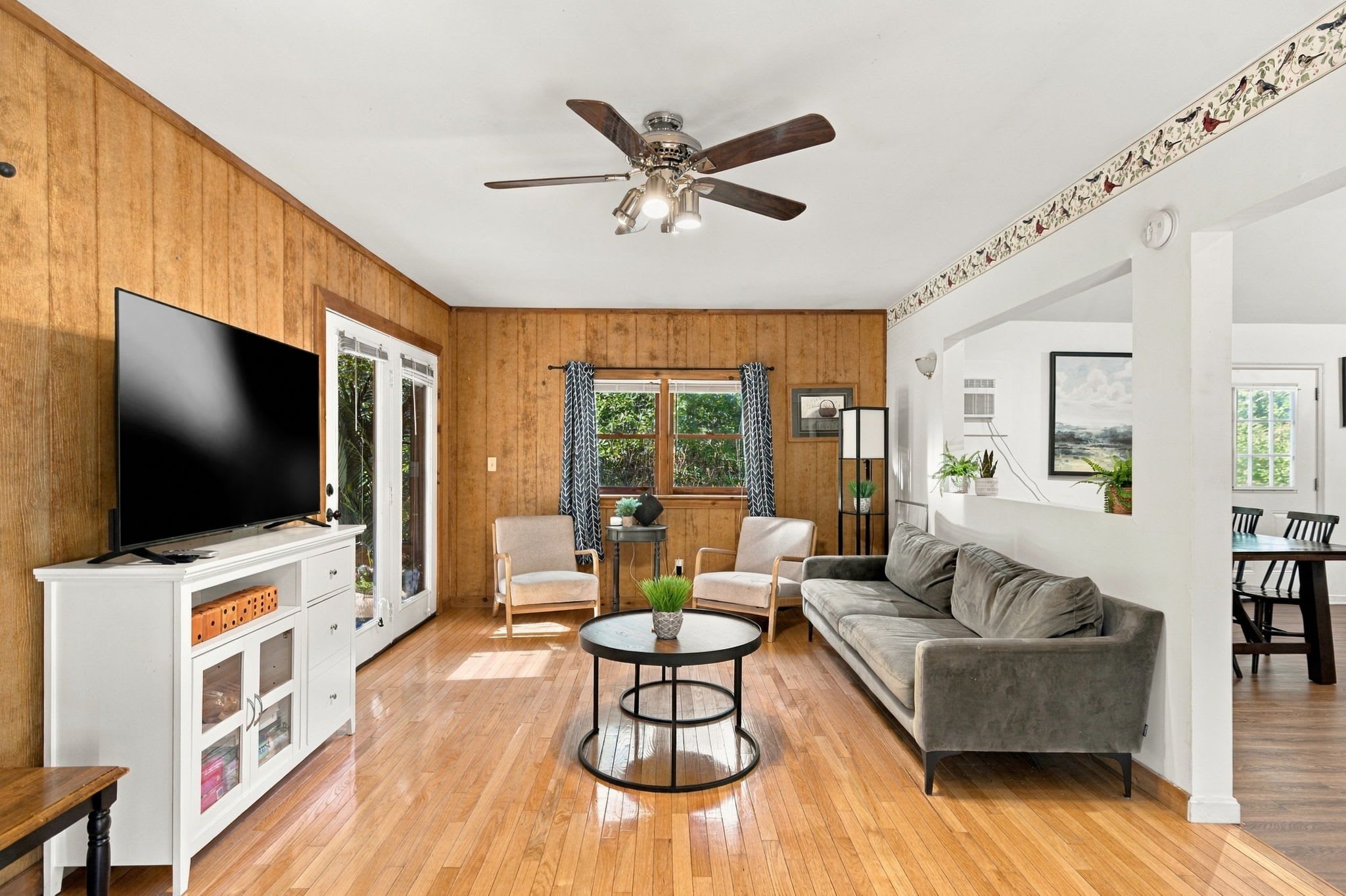 Group-friendly cabin w/ hot tub & deck