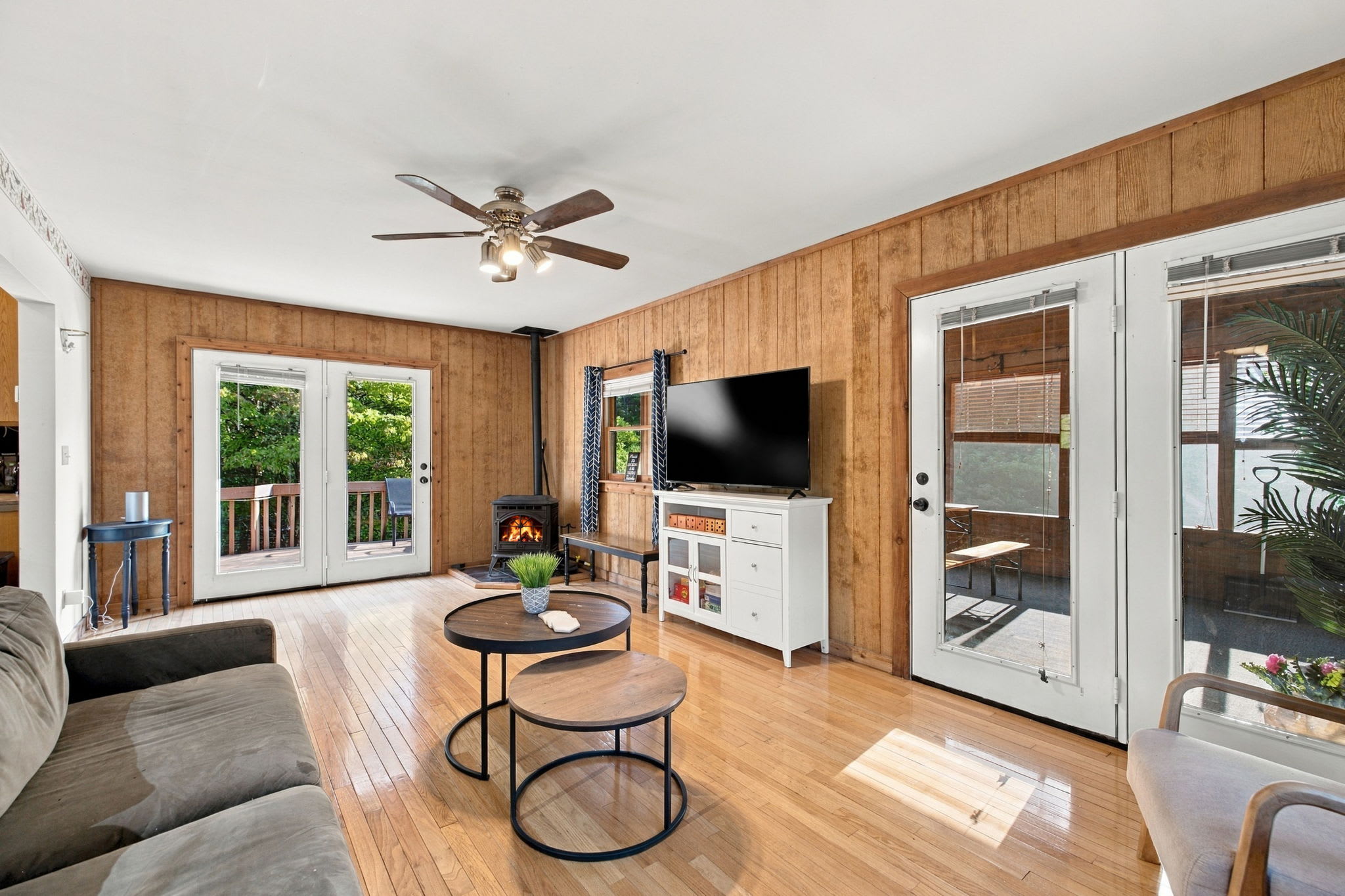 Group-friendly cabin w/ hot tub & deck