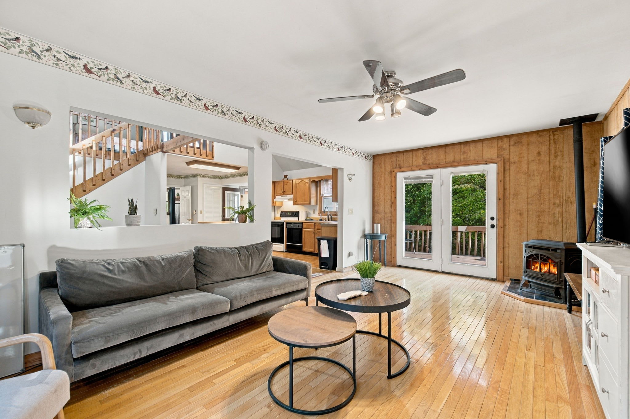 Group-friendly cabin w/ hot tub & deck