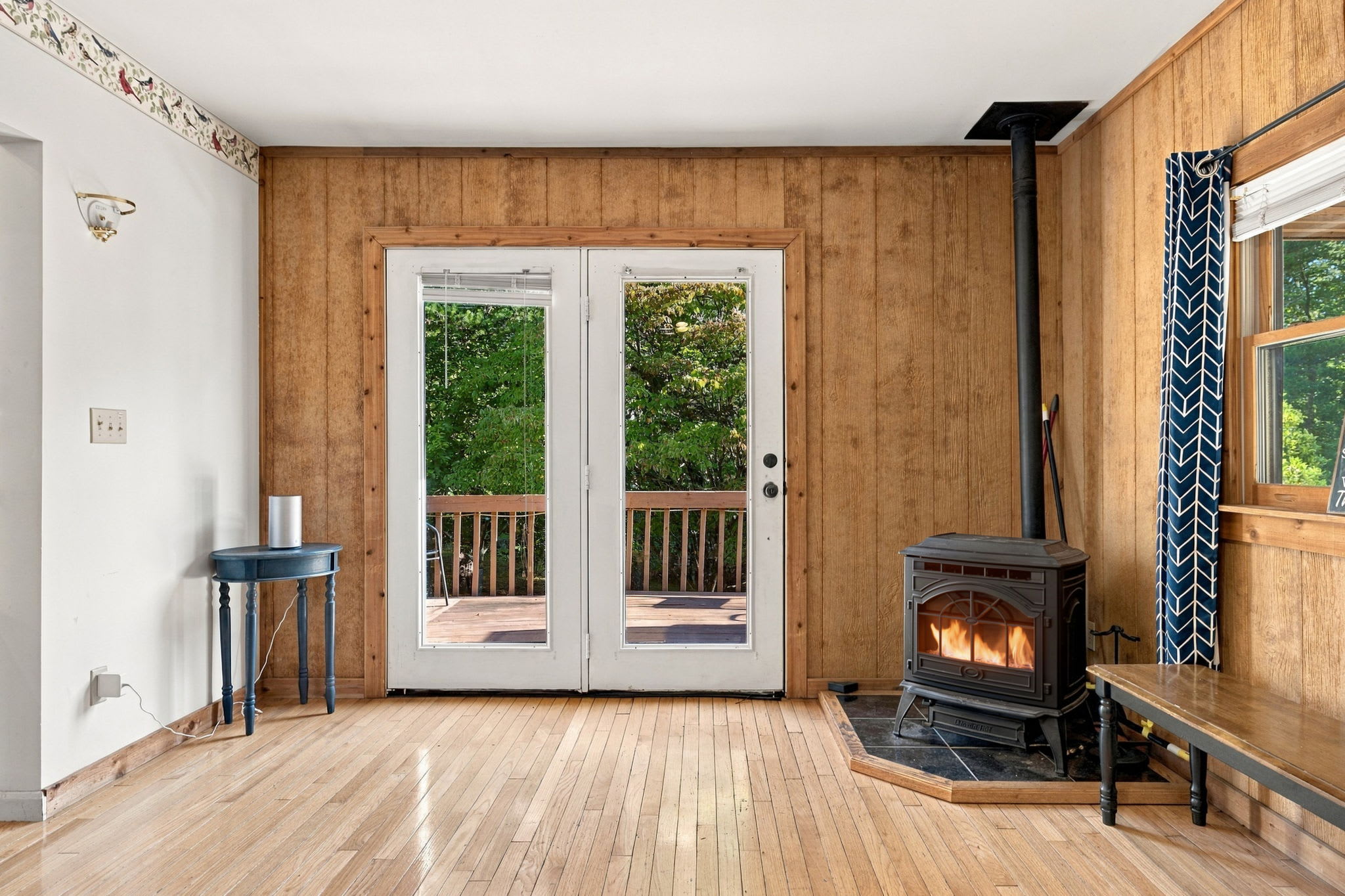 Group-friendly cabin w/ hot tub & deck