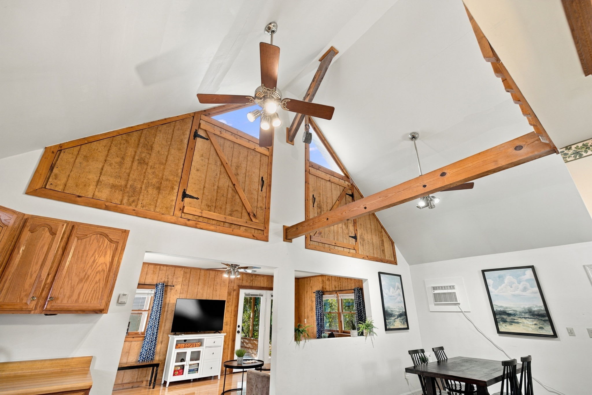 Group-friendly cabin w/ hot tub & deck