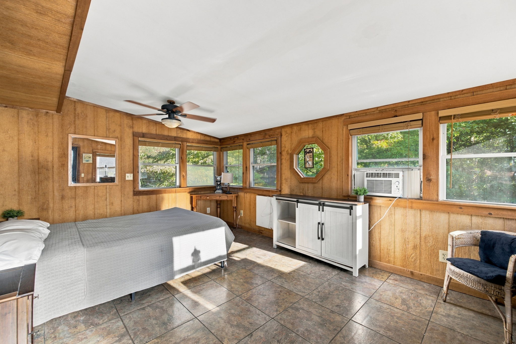 Group-friendly cabin w/ hot tub & deck