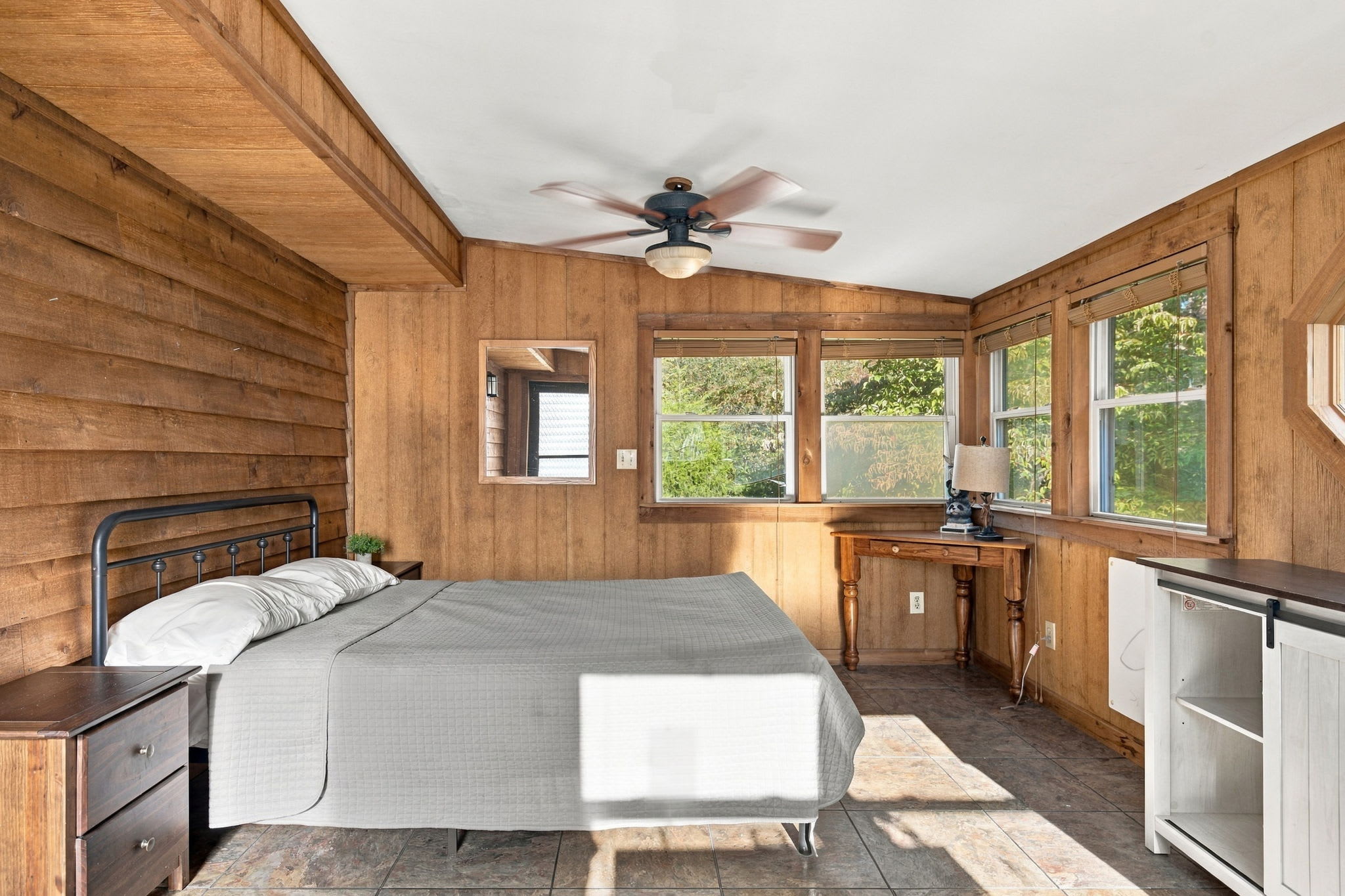 Group-friendly cabin w/ hot tub & deck