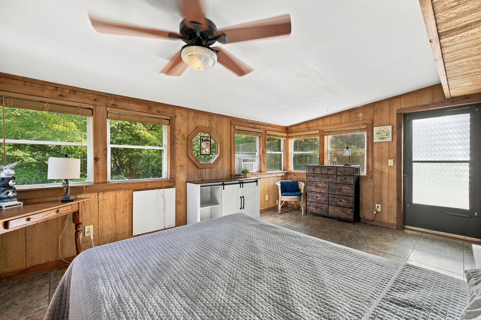 Group-friendly cabin w/ hot tub & deck