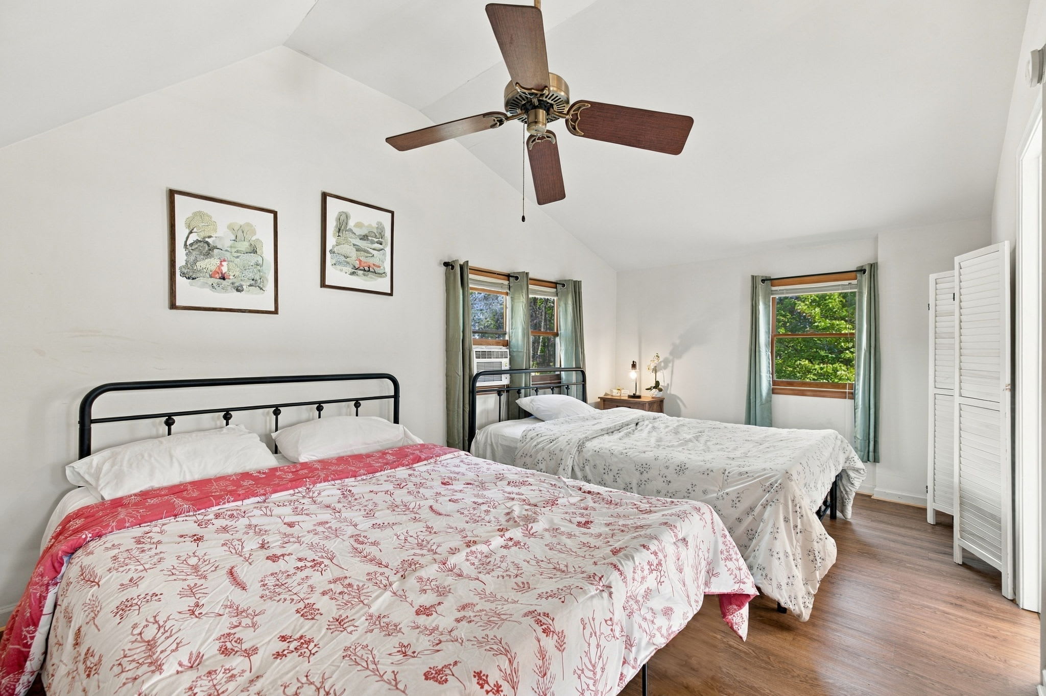 Group-friendly cabin w/ hot tub & deck