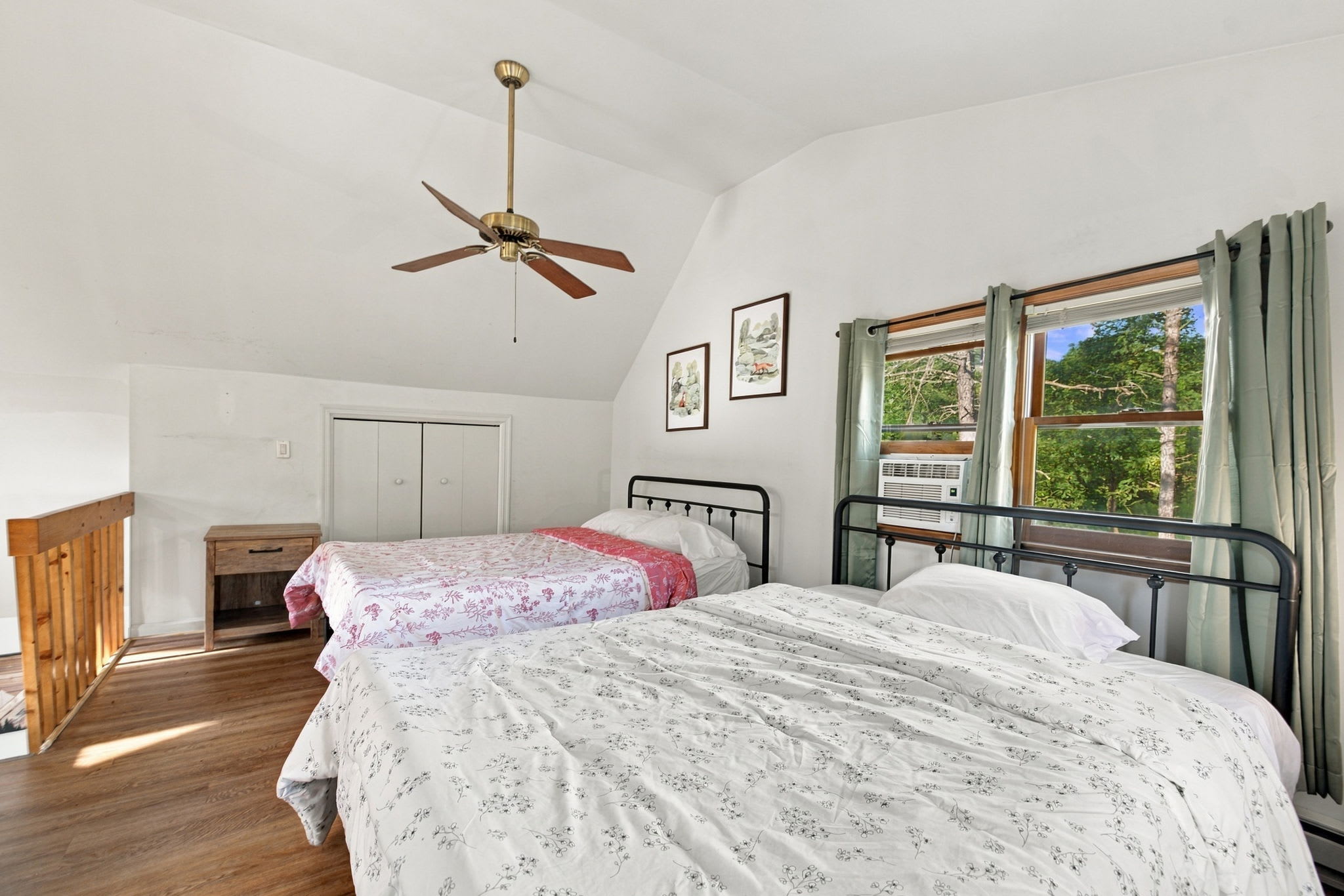 Group-friendly cabin w/ hot tub & deck
