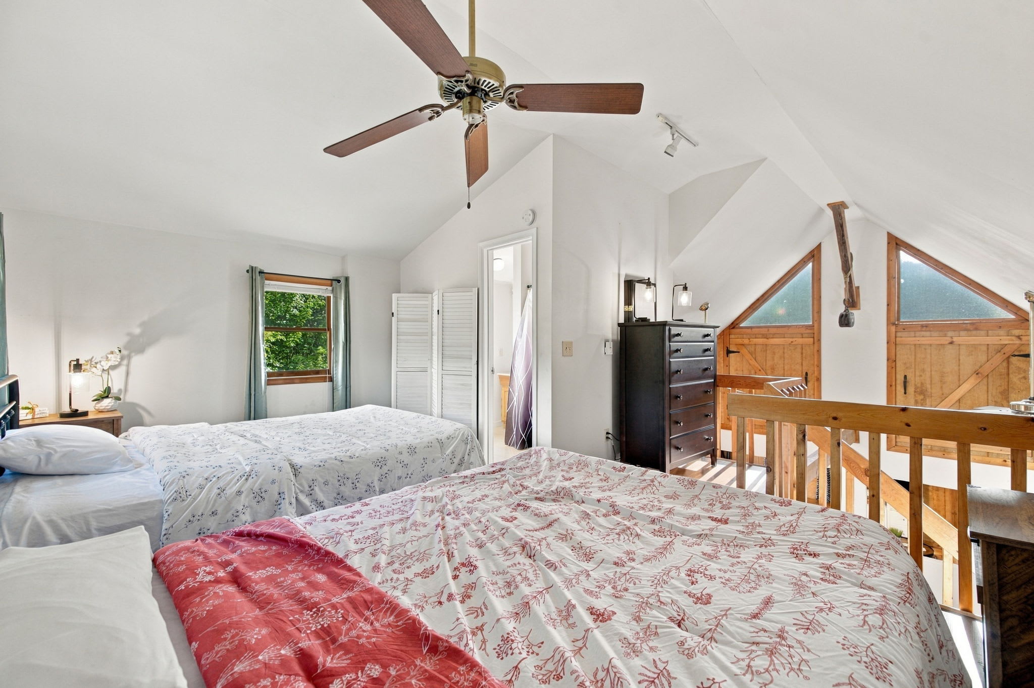 Group-friendly cabin w/ hot tub & deck