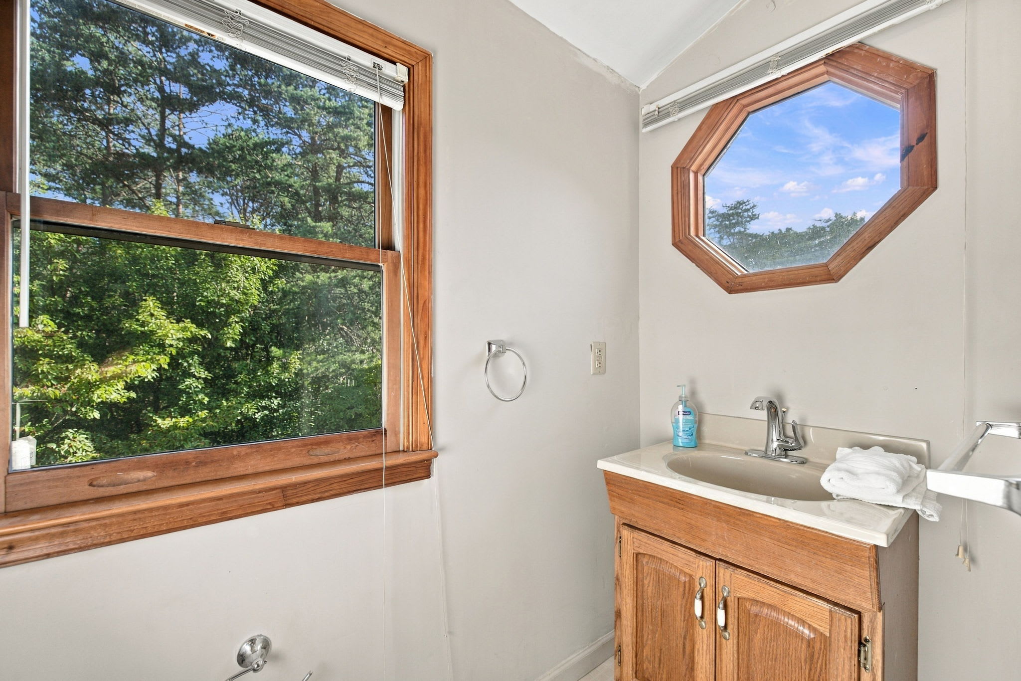 Group-friendly cabin w/ hot tub & deck