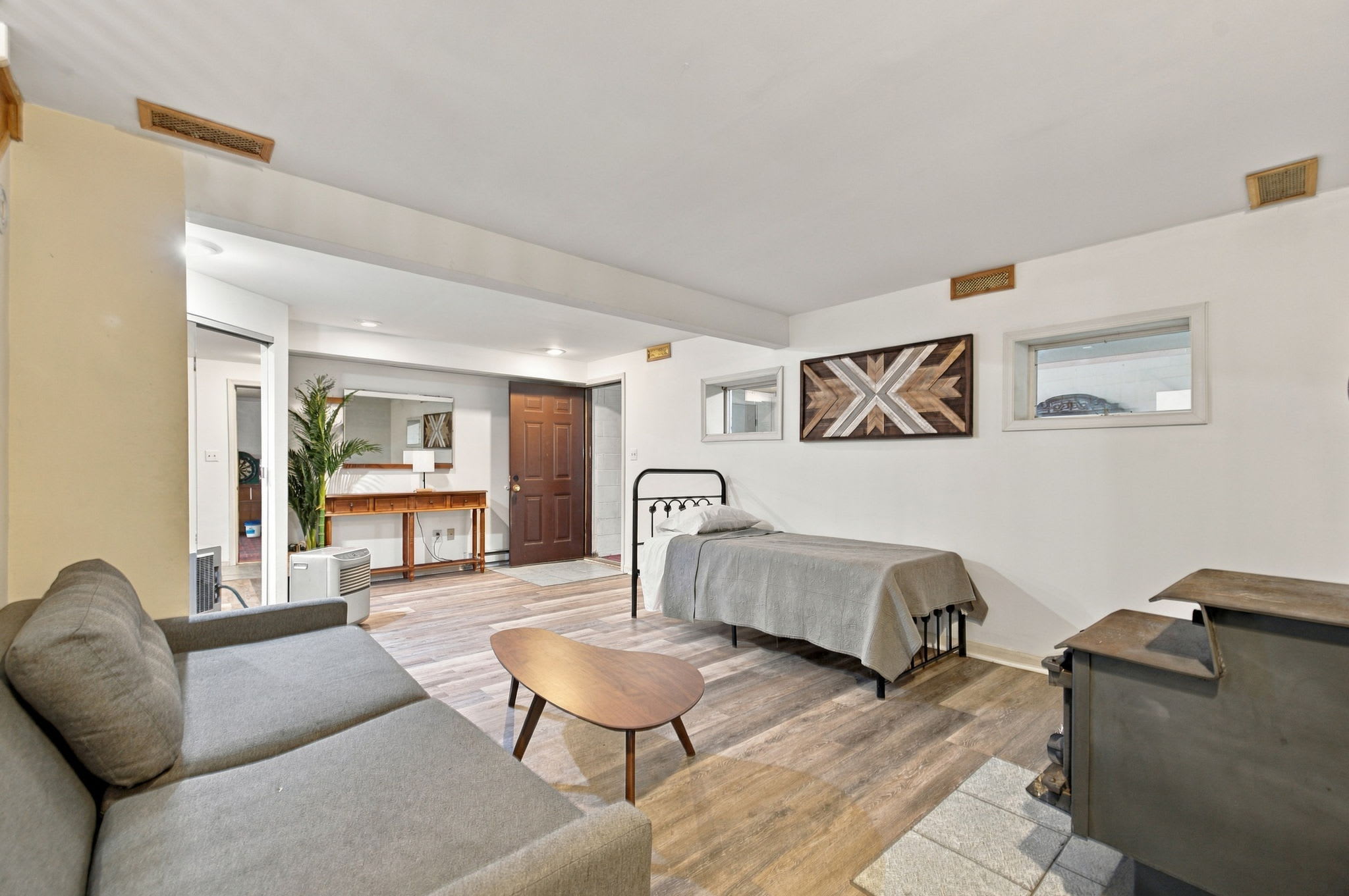 Group-friendly cabin w/ hot tub & deck