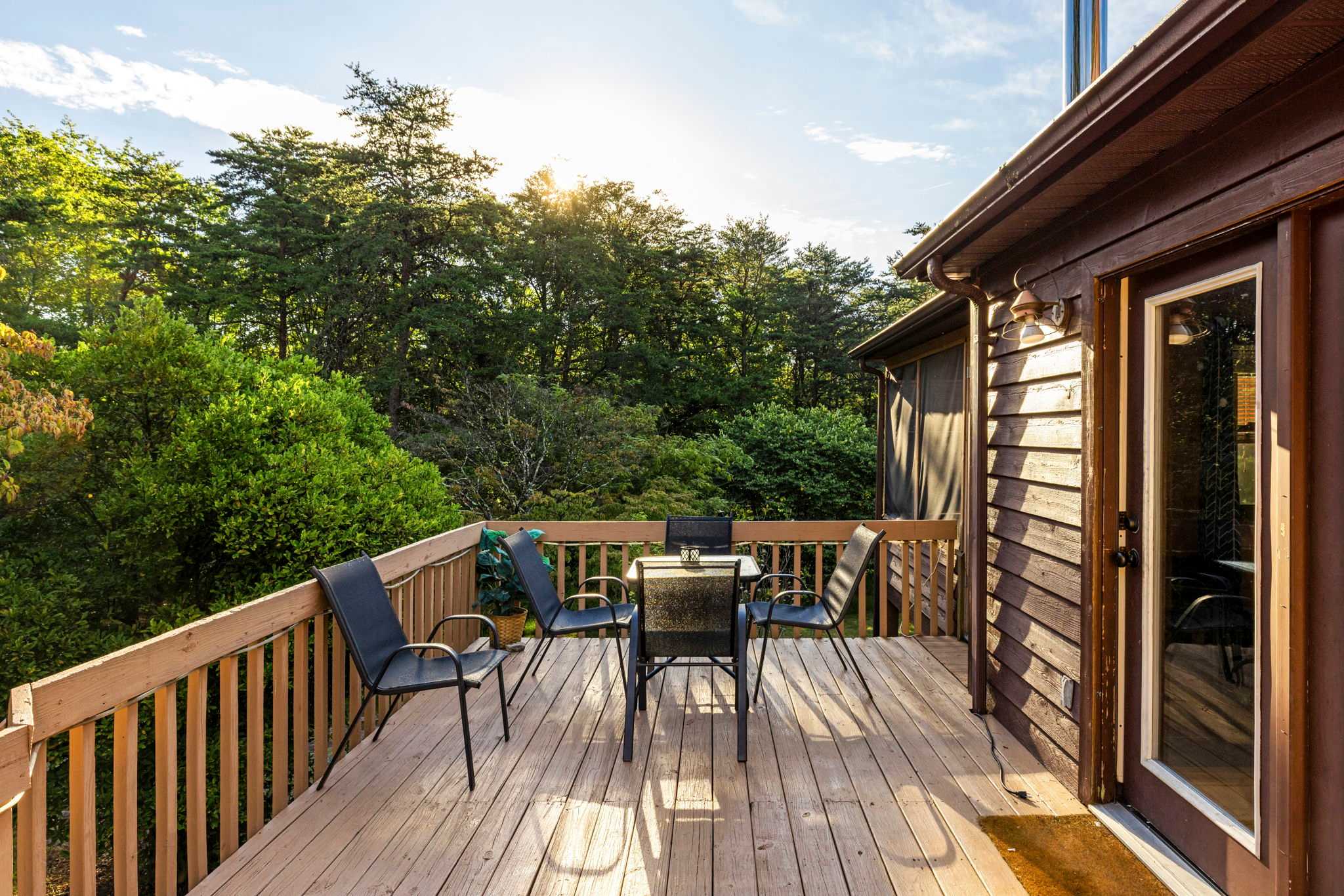 Group-friendly cabin w/ hot tub & deck