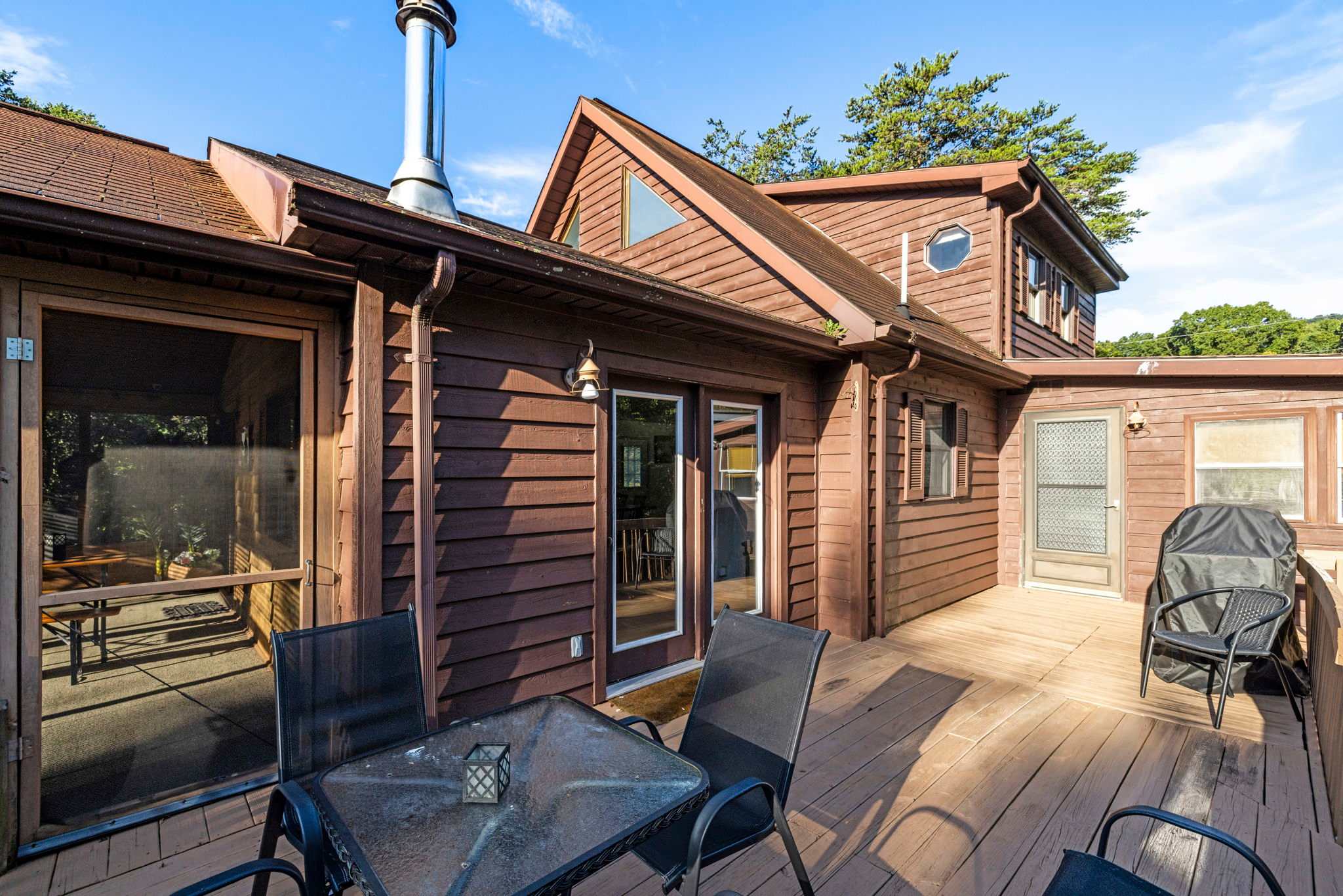 Group-friendly cabin w/ hot tub & deck